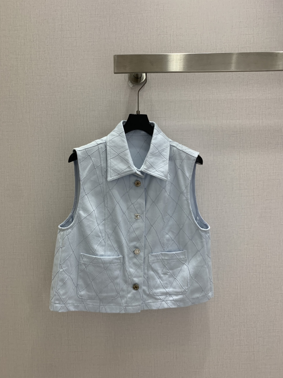 NO:910387,Highly recommended 26 spring and summer new diamond lapel vest top, super fashionable and personalized color upper body, cool and sassy, ​​fine texture, natural cotton feel, muscular feel, super beautiful!  The details and workmanship are super good, new products are in stock, open the box and grab them, two colors SML code, high quality p,,19860909强烈推荐 26春夏新款 菱格翻领马甲上衣 超时髦个性色调上身又酷又飒爽 纹理细腻,棉感自然,有筋骨感,超级漂亮！细节做工超级好,新品现货开箱开抢 两个色 SML码 高品质p,,,Women's clothing