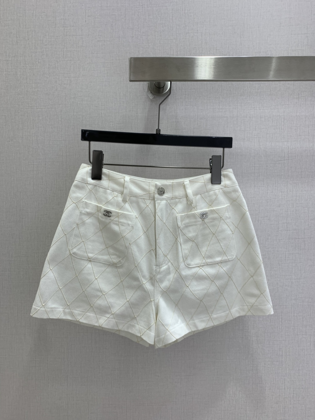 NO:910384,Highly recommended 26 spring and summer new rhombus pocket shorts. Super fashionable and personalized tones, the upper body is cool and sassy. The texture is delicate, the cotton feels natural, the muscles are strong, and super beautiful!  The details and workmanship are super good, new products are in stock, open the box and grab them, two colors SML code, high quality, shorts,19860909强烈推荐 26春夏新款 菱格口袋短裤 超时髦个性色调上身又酷又飒爽 纹理细腻,棉感自然,有筋骨感,超级漂亮！细节做工超级好,新品现货开箱开抢 两个色 SML码 高品质,,shorts,,Women's clothing