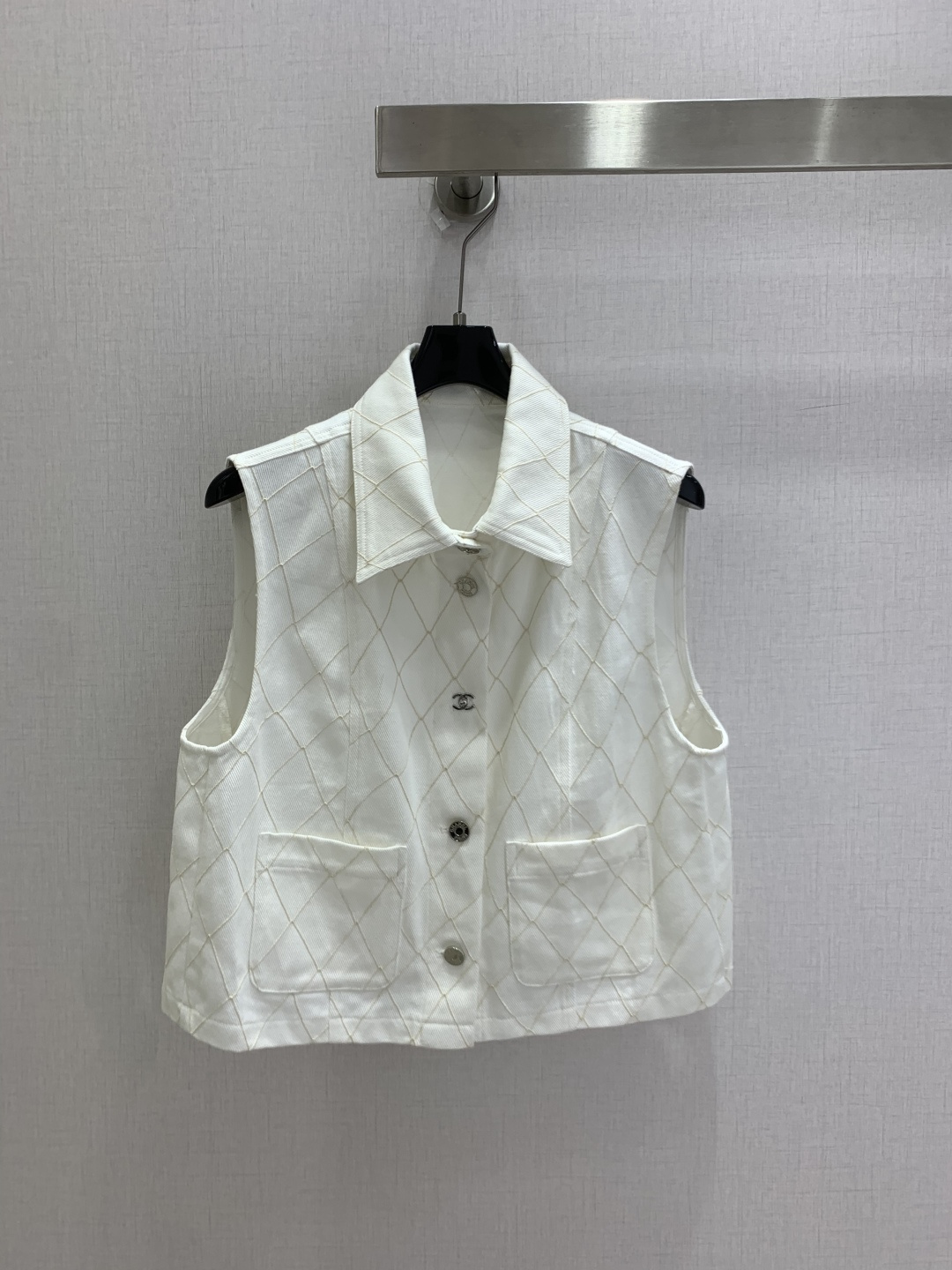 NO:910377,Highly recommended 26 spring and summer new diamond lapel vest top, super fashionable and personalized color upper body, cool and sassy, ​​fine texture, natural cotton feel, muscular feel, super beautiful!  The details and workmanship are super good, new products are in stock, open the box and grab them, two colors SML code, high quality l,,19860909强烈推荐 26春夏新款 菱格翻领马甲上衣 超时髦个性色调上身又酷又飒爽 纹理细腻,棉感自然,有筋骨感,超级漂亮！细节做工超级好,新品现货开箱开抢 两个色 SML码 高品质l,,,Women's clothing