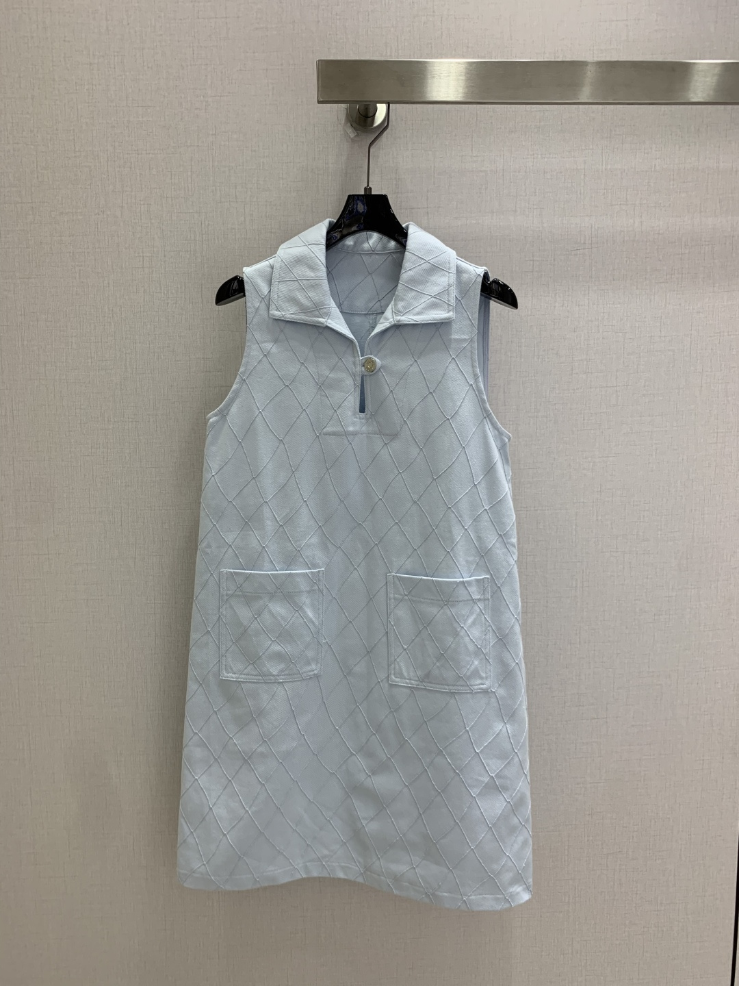 NO:910367,Highly recommended 26 spring and summer new style diamond hollow sleeveless lapel dress, simple and elegant, lapel + button placket design, easy to put on and take off, and detailed sense. Two symmetrical pockets on the front, practical and beautiful, diamond stitching makes the layering look up!  It can be easily used for daily commuting and leisure. Pair it with sandals or white shoes for a fresh and natural style. Two colors SML code. High quality l, sandals, skirts,19860909强烈推荐 26春夏新款 菱格镂空无袖翻领连衣裙,简约大方,翻领+纽扣开襟设计,穿脱方便又有细节感正面两个对称口袋,实用又好看,菱格纹缝线让层次感up！日常通勤、休闲都能轻松驾驭,搭配凉鞋或小白鞋,清新自然风get 两个色 SML码 高品质l,,sandals,skirts,,Women's clothing