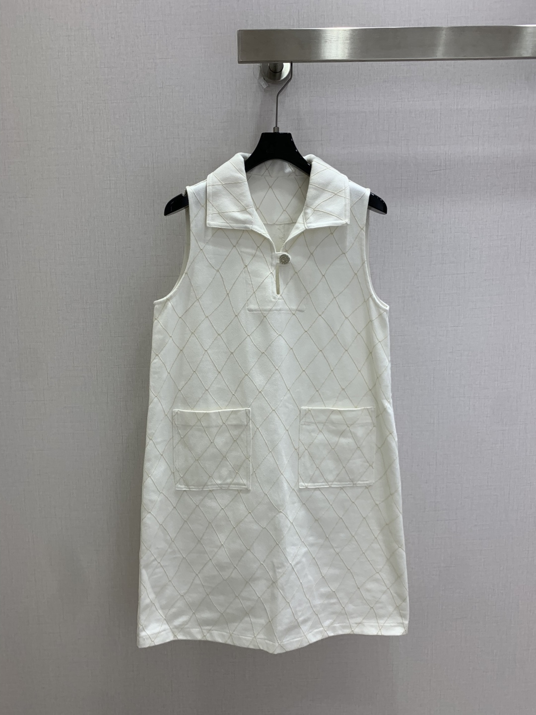 NO:910395,Highly recommended 26 spring and summer new style diamond hollow sleeveless lapel dress, simple and elegant, lapel + button placket design, easy to put on and take off, and detailed sense. Two symmetrical pockets on the front, practical and beautiful, diamond stitching makes the layering look up!  It can be easily used for daily commuting and leisure. Pair it with sandals or white shoes for a fresh and natural style. Two colors SML code. High quality, sandals, skirts,19860909强烈推荐 26春夏新款 菱格镂空无袖翻领连衣裙,简约大方,翻领+纽扣开襟设计,穿脱方便又有细节感正面两个对称口袋,实用又好看,菱格纹缝线让层次感up！日常通勤、休闲都能轻松驾驭,搭配凉鞋或小白鞋,清新自然风get 两个色 SML码 高品质,,sandals,skirts,,Women's clothing