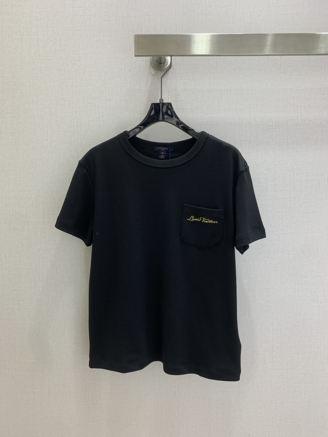 NO:911168,Highly recommended 26 spring and summer new style short-sleeved T-shirt with pocket embroidery letters, high-end fabrics, versatile version, the touch of the upper body is comfortable for everyone who wears it!  The classic colors are elegant and high-end, a must-have for daily wear!  Two colors SML code high quality, T-shirt, tees, t-shirt,19860909强烈推荐 26春夏新款 口袋刺绣字母短袖T恤,高订面料,百搭版型,上身的触感谁穿谁知道的舒服！ 经典颜色都是气质又高级,日常穿搭必备！两个色 SML码 高品质,,T-shirt,tees，t-shirt,,Women's clothing