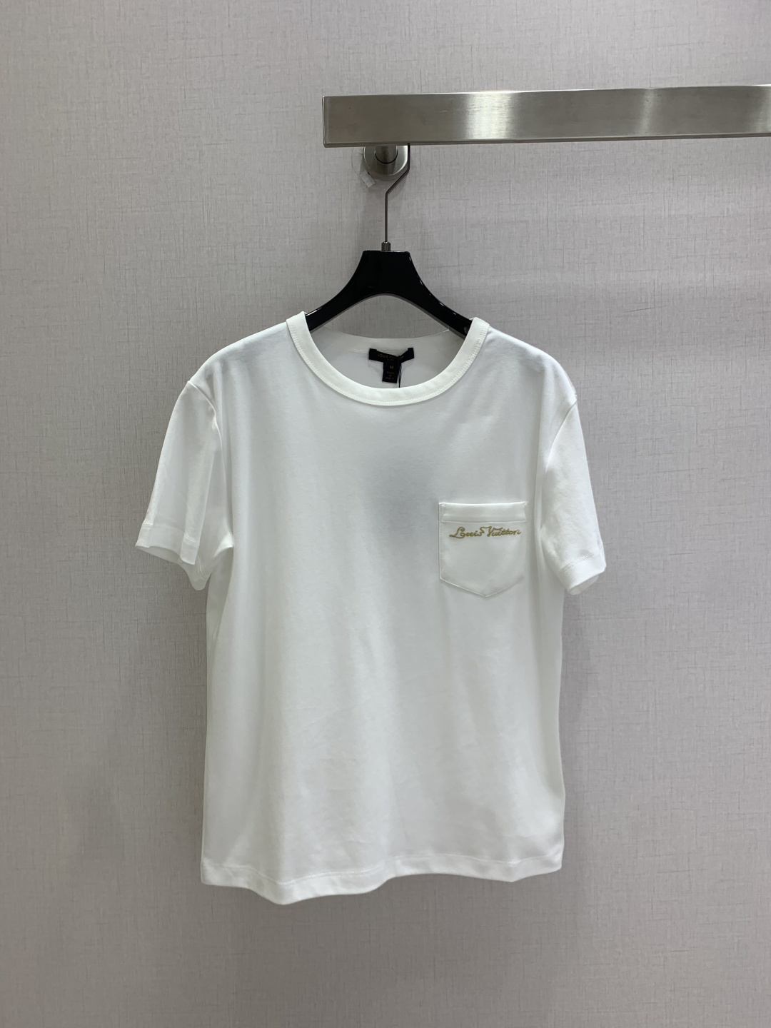 NO:911156,Highly recommended 26 spring and summer new style short-sleeved T-shirt with pocket embroidery letters, high-end fabrics, versatile version, the touch of the upper body is comfortable for everyone who wears it!  The classic colors are elegant and high-end, a must-have for daily wear!  Two colors SML code high quality l,,T-shirt,tees,t-shirt,19860909强烈推荐 26春夏新款 口袋刺绣字母短袖T恤,高订面料,百搭版型,上身的触感谁穿谁知道的舒服！ 经典颜色都是气质又高级,日常穿搭必备！两个色 SML码 高品质l,,T-shirt,tees，t-shirt,,Women's clothing