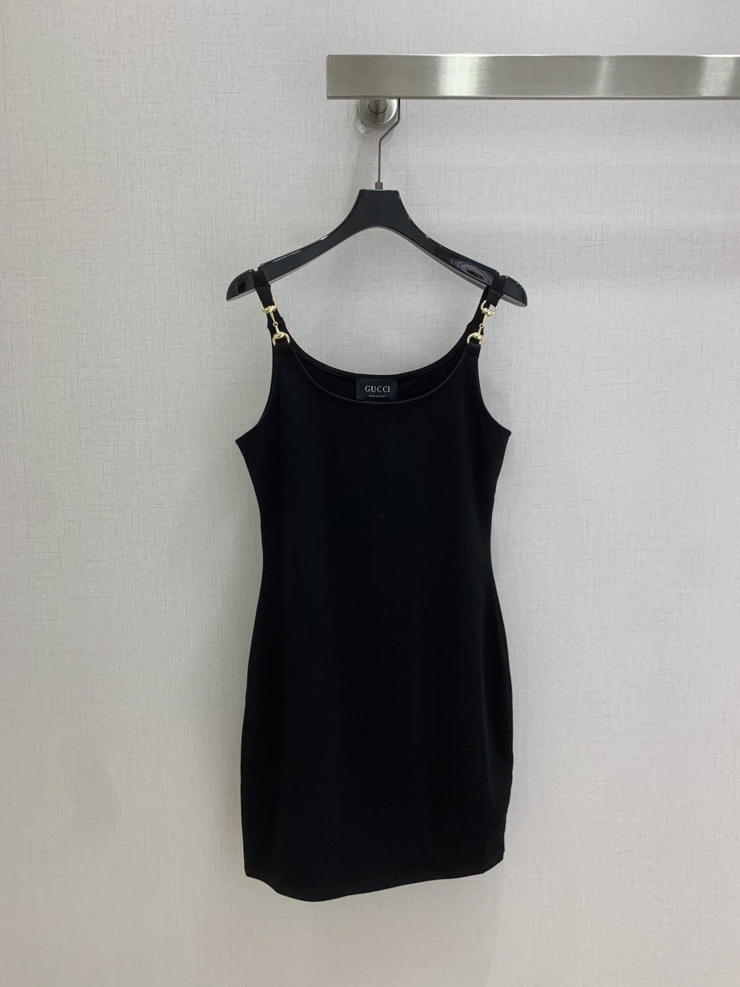 NO:911982,Highly recommended 26 spring and summer new horsebit suspender dress, simple design + metal buckle shoulder straps, perfect details, good fabric drape, close-fitting and comfortable, perfect for spring and summer!  Mid-length and slim cut, it is versatile to wear alone or layered. It can be easily matched with shirts and jackets, and can be worn for commuting and leisure. It is classic in black and can be matched with anything. It is a must-have and practical item in the wardrobe!  One color SML code high quality,skirts,jackets & coats,shirts,19860909强烈推荐 26春夏新款 马衔扣吊带连衣裙,简约设计+金属扣肩带,细节满分面料垂感好,贴身舒适,春夏穿超合适！中长款修身剪裁,单穿或内搭都很百搭,轻松搭配衬衫、外套,通勤休闲都能hold住～黑色经典,怎么搭都不出错,是衣橱必备实用单品！一个色 SML码 高品质,,skirts,jackets & coats,shirts,,Women's clothing