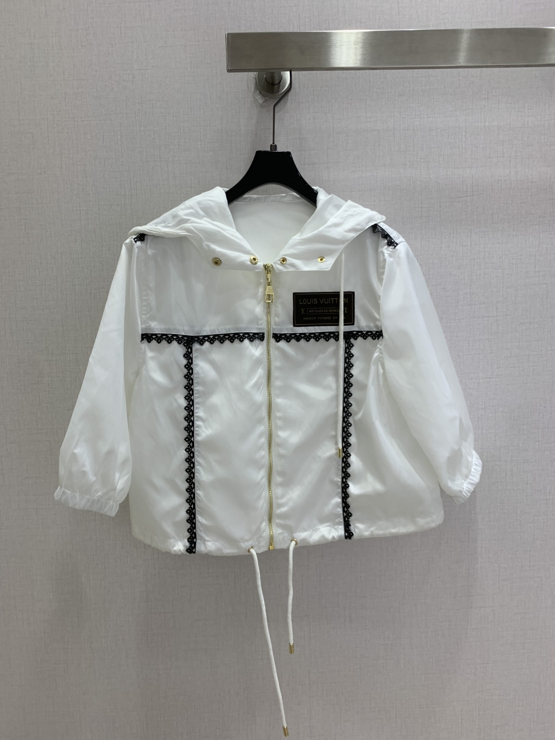 NO:911942,Highly recommended 26 spring and summer new styles, lace hooded jacket and lace shorts, separate batches, thin nylon material, spliced ​​lace, simple and detailed, hooded jacket + drawstring design, very recognizable brand logo on the chest, shorts elastic waist design, loose tailoring, easy to get sweet and cool style, two colors SMLXL code, high quality jackets, shorts, jackets & coats, hats,19860909强烈推荐 26春夏新款 拼蕾丝连帽外套拼蕾丝短裤 分开批 轻薄尼龙材质 拼接蕾丝 简约又有细节感 外套连帽+抽绳设计 胸前品牌标识超有辨识度 短裤松紧腰设计 宽松剪裁 轻松get甜酷风 两个色 SMLXL码 高品质外套,,shorts,jackets & coats,hats,,Women's clothing