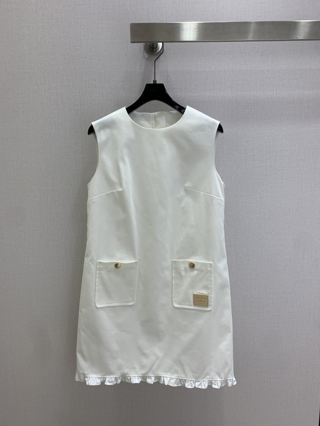 NO:911935,Highly recommended for spring and summer 26 new style, small label vest dress with ear pockets, simple and elegant, round neck + ear edge skirt, full of details, metal buckle pockets, practical and design, loose straight version, super slim, not picky about your figure!  The fabric is light and breathable, making it super comfortable to wear in summer. It is versatile to wear alone or layered. It can be easily used for commuting, dating, and daily outings. It is a practical and fashionable must-have item!  One color SMLXL code high quality l,,skirts,19860909强烈推荐 26春夏新款 木耳边口袋小标背心连衣裙,简约优雅,圆领+木耳边裙摆,细节满满金属扣口袋实用又有设计感,宽松直筒版型超显瘦,不挑身材！面料轻盈透气,夏天穿超舒服～单穿or叠穿都很百搭,通勤、约会、日常出街都能轻松驾驭,是实用又时髦的必备单品！一个色 SMLXL码 高品质l,,skirts,,Women's clothing