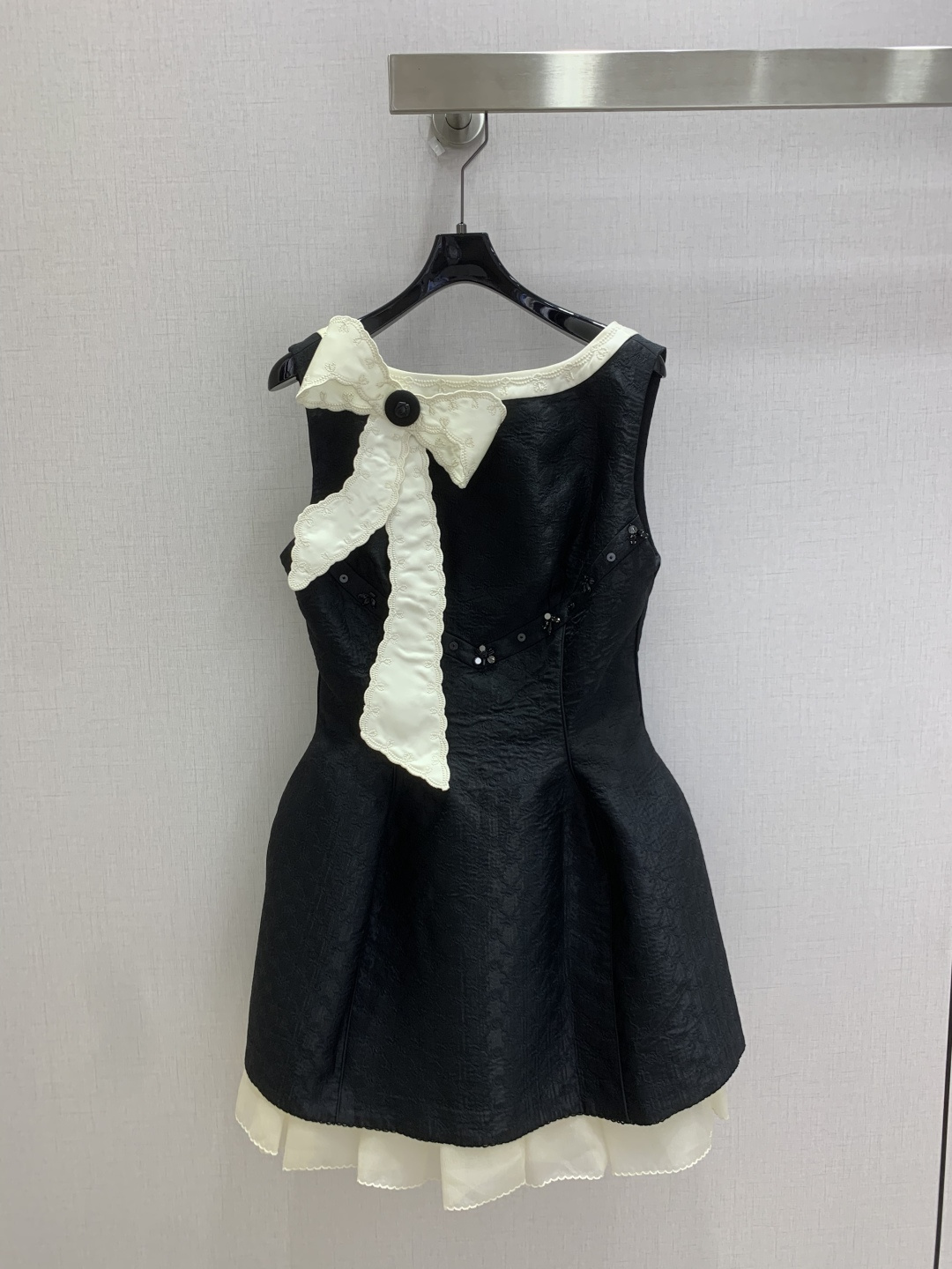 NO:922346,Highly recommended 26 spring and summer new embroidered bow dress, black and white contrasting design is super eye-catching, black jacquard fabric + white bow, elegant and playful sleeveless tailoring + waist-cinching puff skirt, making you look slimmer and taller, the pearl bead chain details are super textured!  It can be easily controlled in daily life, parties and taking photos. It is full of French Hepburn style and full of romantic atmosphere. One color SML code, high quality, skirts,19860909强烈推荐 26春夏新款 绣花蝴蝶结连衣裙,黑白撞色设计超吸睛,黑色提花面料+白色蝴蝶结,优雅又俏皮无袖剪裁+收腰蓬蓬裙摆,显瘦显高,珍珠珠链细节超有质感！日常、聚会、拍照都能轻松驾驭,法式赫本风满满,浪漫氛围感直接拉满 一个色 SML码 高品质,,skirts,,Women's clothing