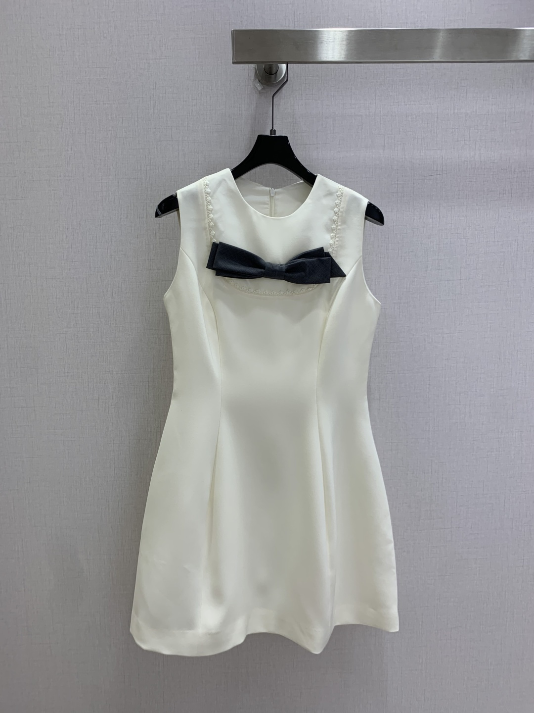 NO:922340,Highly recommended 26 spring and summer new lace bow sleeveless dress, milky white sleeveless design, gray bow on the chest is super girly!  The fabric has strong bones and is not easily deformed. The waist is cut to slim down and flatter the figure. The skirt is of moderate length, making it easy to manage daily commuting, dating, and getting a certificate. Pair it with a small white bag or Mary Jane shoes for a gentle and elegant look ~ a must-have for summer, practical and beautiful!  One color SML code high quality,,mary jane,skirts,19860909强烈推荐 26春夏新款 拼花边蝴蝶结无袖连衣裙,奶白色无袖设计,胸前灰色蝴蝶结超有少女感！面料筋骨感强,不易变形,收腰剪裁显瘦又修饰身形裙摆长度适中,日常通勤、约会、领证都能轻松驾驭,搭配小白包或玛丽珍鞋,温柔气质满分～夏季穿搭必备,实用又美貌！一个色 SML码 高品质,,mary jane,skirts,,Women's clothing