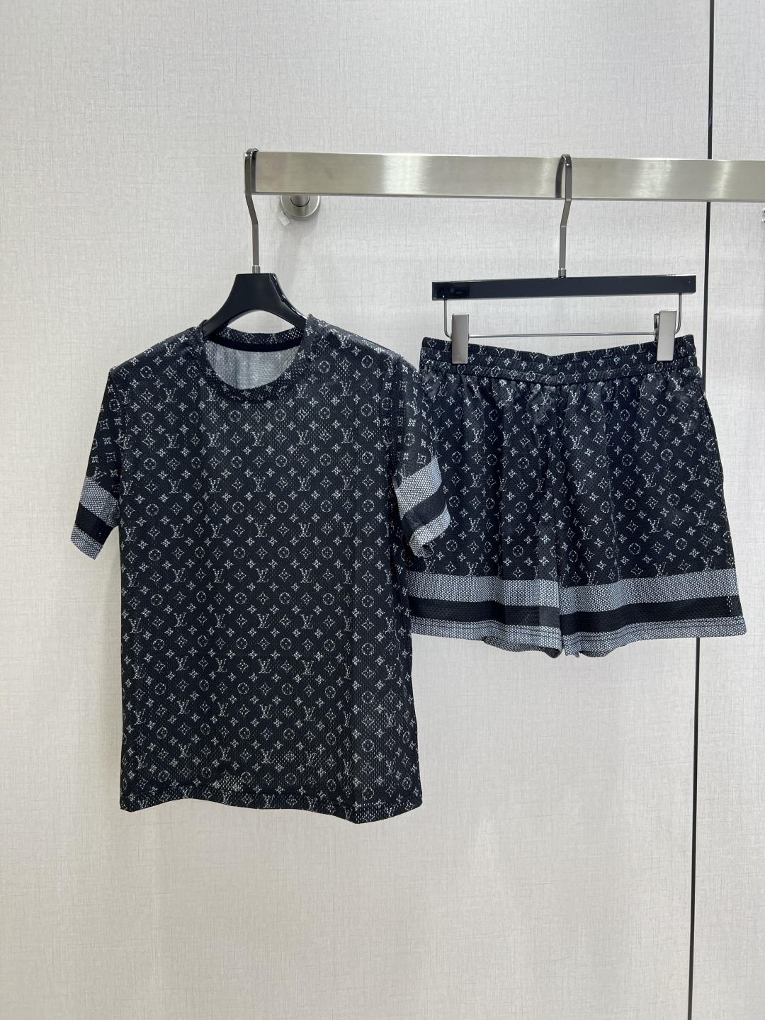 NO:923952,Highly recommended 26 spring and summer new style Presbyopia hollow shorts suit T-shirt with shorts Presbyopia printed fabric decoration Simple and fashionable, super breathable in summer, full of casual feeling, easy to create a vibrant summer look! One color SML code High quality, shorts, tees, t-shirt,19860909强烈推荐 26春夏新款 老花镂空短裤套装 T恤搭配短裤 老花印花面料装饰 简约又时尚,夏天穿超透气,休闲感满满,轻松打造活力夏日look! 一个色 SML码 高品质,,shorts,tees，t-shirt,,Women's clothing