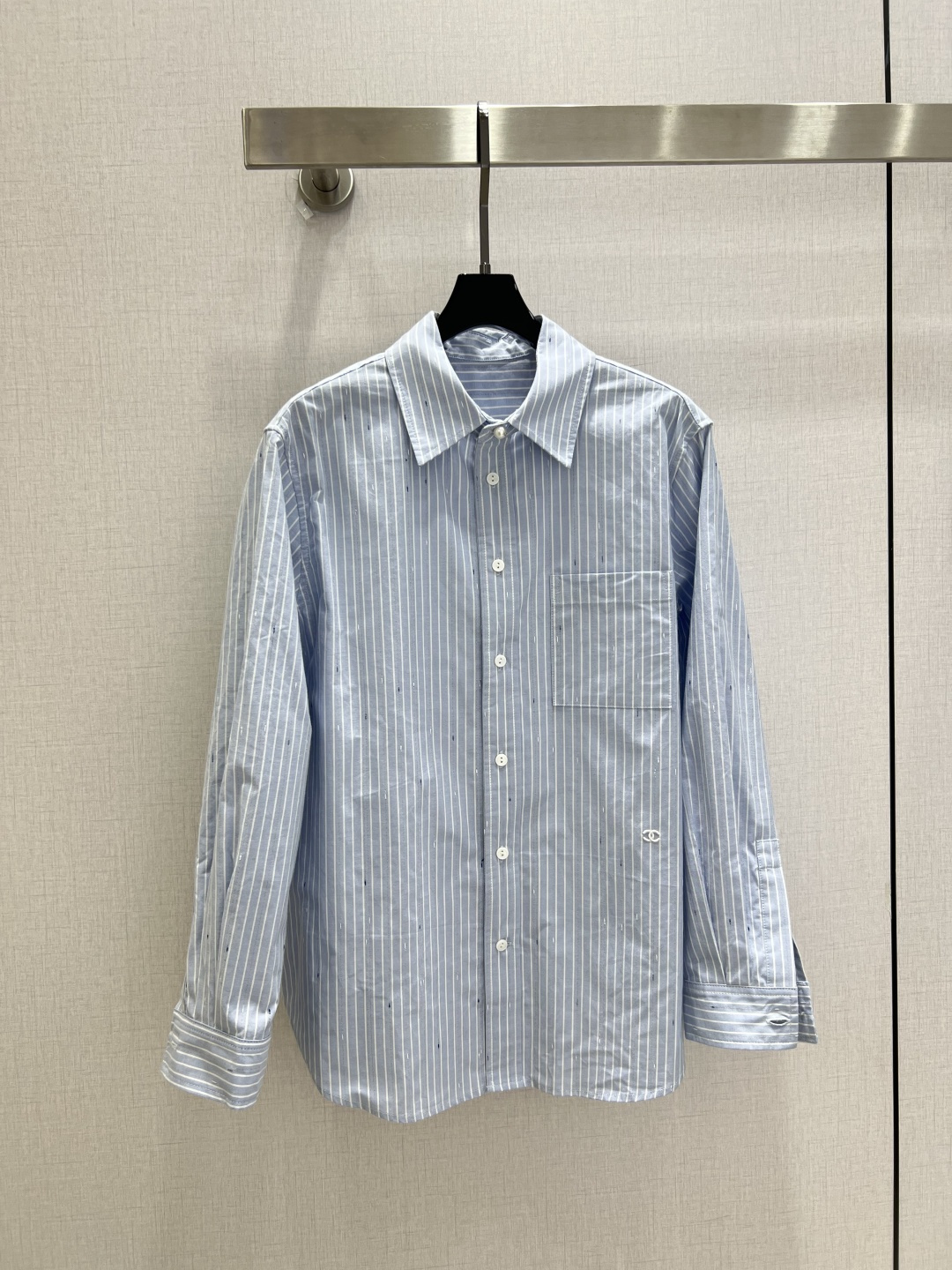 NO:923941,Highly recommended 26 spring and summer new style striped embroidered lapel shirt, double C pearl button decoration, classic fit, loose cut + chest pocket, simple and detailed, looks great when worn alone or layered with jackets, easily enhances the layering of your outfit. One color SML code, high quality, jackets & coats, shirts,19860909强烈推荐 26春夏新款 条纹刺绣翻领衬衫 双C珍珠扣子装饰,经典版型,宽松剪裁+胸前口袋,简约又有细节感,单穿或叠搭外套都很出彩,轻松提升穿搭层次感 一个色 SML码 高品质,,jackets & coats,shirts,,Women's clothing