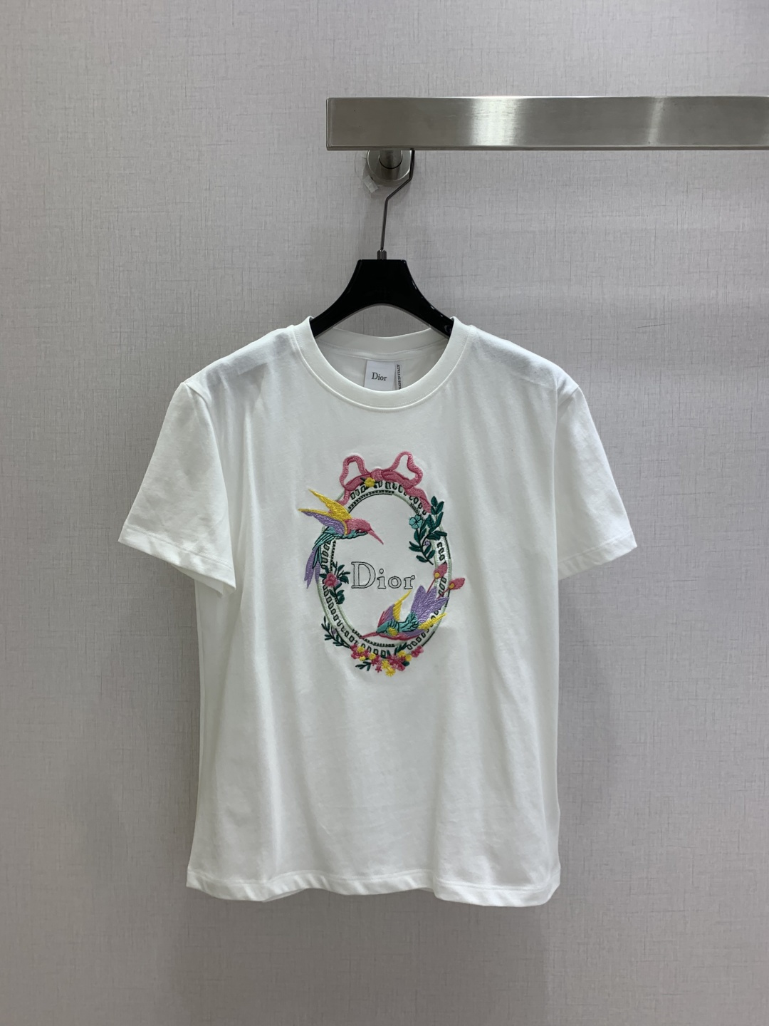 NO:923911,Highly recommended 26 spring and summer new color bird letter badge embroidered short-sleeved T-shirt. High-end fabrics, versatile version. Whoever wears it knows how comfortable it feels on the upper body!  The classic colors are elegant and high-end, essential for daily wear. Two colors SML code, high quality, T-shirt, tees, t-shirt,19860909强烈推荐 26春夏新款 彩色鸟字母徽章刺绣短袖T恤 高订面料,百搭版型 上身的触感谁穿谁知道的舒服！经典颜色都是气质又高级,日常穿搭必备 两个色 SML码 高品质,,T-shirt,tees，t-shirt,,Women's clothing