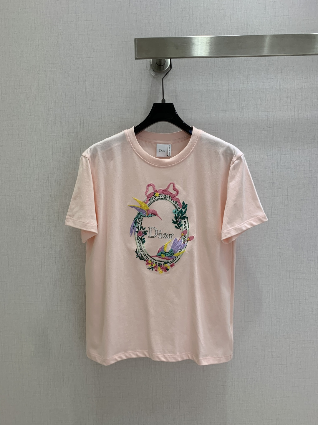 NO:923927,Highly recommended 26 spring and summer new color bird letter badge embroidered short-sleeved T-shirt. High-end fabrics, versatile version. Whoever wears it knows how comfortable it feels on the upper body!  The classic colors are elegant and high-end, essential for daily wear. Two colors SML code, high quality, T-shirt, tees, t-shirt,19860909强烈推荐 26春夏新款 彩色鸟字母徽章刺绣短袖T恤 高订面料,百搭版型 上身的触感谁穿谁知道的舒服！经典颜色都是气质又高级,日常穿搭必备 两个色 SML码 高品质,,T-shirt,tees，t-shirt,,Women's clothing