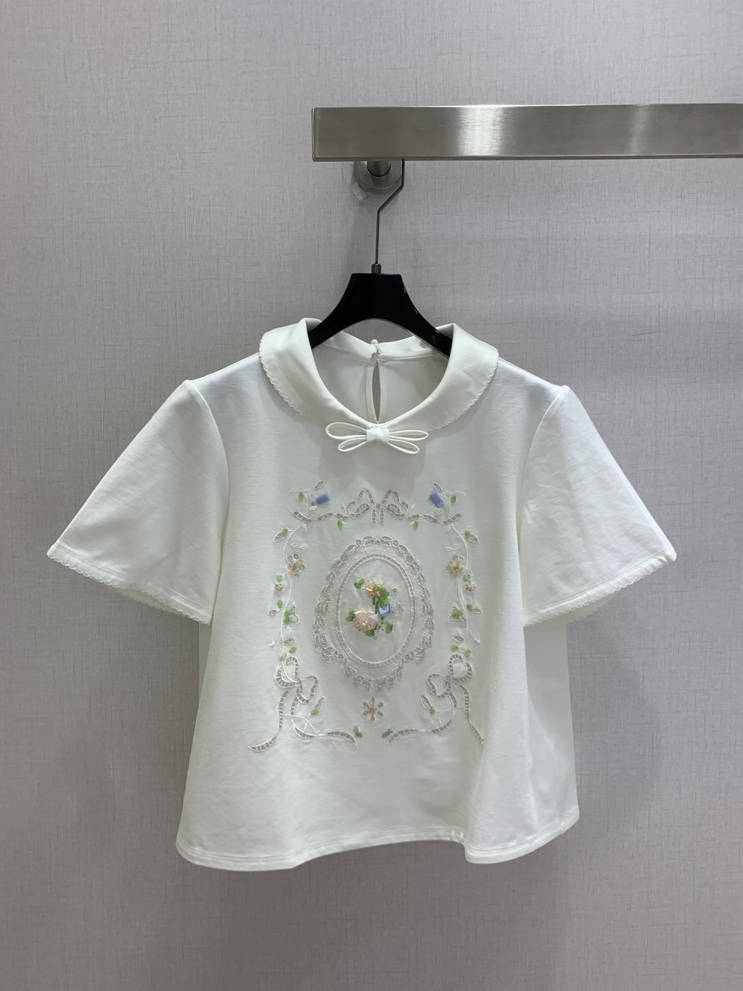 NO:925017,Highly recommended 26 spring and summer new embroidered doll collar lace short-sleeved top, soft and breathable, super comfortable to wear in summer!  White main color + exquisite floral embroidery, full of palace style, doll collar with bow, sweet and age-reducing loose fit, strong tolerance, easy to control for daily or dating, looks great with skirts and jeans, easy to get gentle and sweet style. One color SML code, high quality, skirts, jeans, T-shirt,19860909强烈推荐 26春夏新款 刺绣娃娃领花边短袖上衣 柔软透气,夏天穿超舒服！白色主色+精致花卉刺绣,宫廷风满满,娃娃领配蝴蝶结,甜美又减龄宽松版型,包容性强,日常或约会都能轻松驾驭,搭配半裙、牛仔裤都很出彩,轻松get温柔甜美风 一个色 SML码 高品质,,skirts,jeans,T-shirt,,Women's clothing