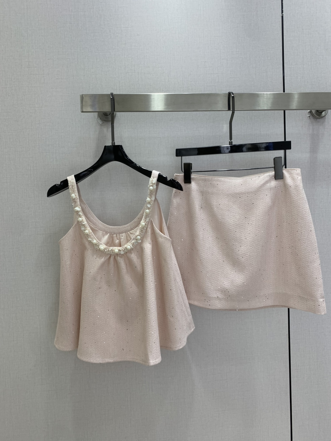 NO:925007,Highly recommended for 26 spring and summer new styles. Beaded fine glitter suspender skirt suit. Gentle Korean style daughter-in-law peach pink braided suit. Thin shoulder straps with handmade pearl lace on the neckline, delicate and soft. Paired with high-waisted straight A-line skirt. The short skirt is long and elongates the leg proportions. The upper and lower sets match the upper body and are full of sweet girlish style. The light pink pearlescent fine glitter woolen fabric has its own delicate shimmer. It is gentle and reduces age. SML code is high quality, skirts,19860909强烈推荐 26春夏新款 钉珠细闪吊带半裙套装 温柔韩系千金风蜜桃粉编织套装 细肩带搭配领口手工珍珠蕾丝花边精致柔和 搭配高腰直筒A字短裙 短款裙长拉长腿部比例 上下成套搭配上身甜美少女风十足 浅粉色珠光细闪粗纺面料自带细腻微光 温柔又减龄一个色 SML码 高品质,,skirts,,Women's clothing