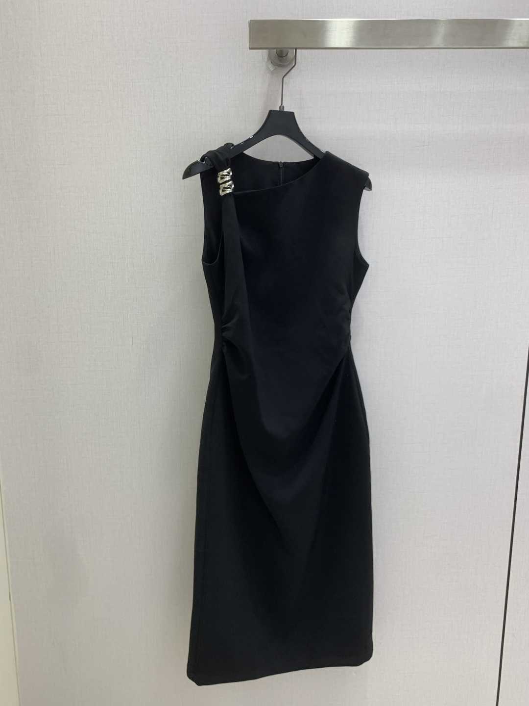 NO:926255,Highly recommended 26 spring and summer new metal asymmetric dress with metal buckles, simple and high-end waist pleats to modify the figure, draped fabric makes it slim and comfortable, suitable for commuting, banquets or daily wear. The sleeveless design is refreshing and neat, the skirt length is moderate, elegant and practical. The little black dress is classic and versatile. It can be easily paired with a pearl necklace or high heels to instantly enhance your temperament. One color SML code High quality, high heels, skirts, necklace,19860909强烈推荐 26春夏新款 金属不对称连衣裙 搭配金属扣饰,简约又高级腰部褶皱修饰身形,垂坠感面料显瘦又舒适,适合通勤、宴会或日常穿搭.无袖设计清爽利落,裙长适中 优雅又实用 小黑裙经典百搭 轻松搭配珍珠项链或高跟鞋,气质瞬间提升 一个色 SML码 高品质,,high heels,skirts,necklace,,Women's clothing