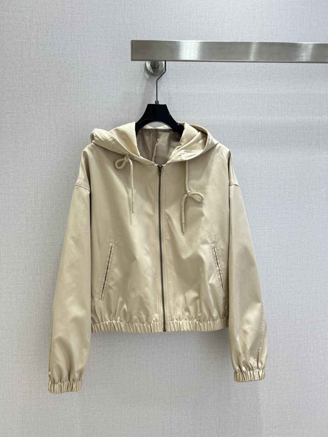 NO:927861,Highly recommended 26 spring and summer new embroidered hooded zipper jacket, fashionable, low-key and luxurious!  The styles are versatile and not picky, the original customized technical fabrics, the quality of workmanship depends on the details. A must-have for Bai Fumei!  Two colors, SMLXL code, high quality, jackets & coats, hats,19860909强烈推荐 26春夏新款 刺绣连帽拉链外套 时髦低调气质又奢华高级！版型百搭不挑人,原版定制科技面料 做工品质看细节.白富美必入！两个色 SMLXL码 高品质,,jackets & coats,hats,,Women's clothing