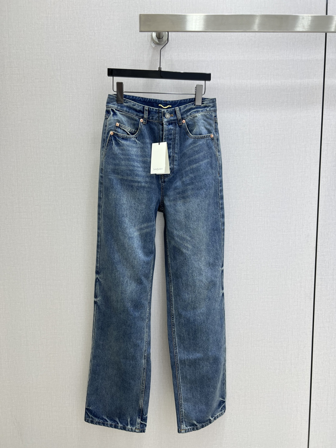 NO:927843,Highly recommended for the spring and summer of 26. Leather brand washed denim straight trousers. The whole piece is three-dimensional. It is all-around exquisite and can be worn by celebrities. The upper body is super covered and the body is slimming. The proportion of the legs is super stretched. It is easy to match. It is simple and refreshing. It has a refreshing and fashionable sense of high-end. It is elegant and fashionable in daily life. It is versatile. The color is very good-looking. The fabric is high-end and textured. A must-have for dates and shopping. Two colors SMLXL code. High quality.19860909强烈推荐 26春夏新款 皮牌洗水牛仔直筒长裤 整件立体剪裁 全方位精致做明星穿搭 上身超级遮肉显瘦 超拉腿部比例 巨好搭配 简简单单 穿出清爽时髦的高级感 日常优雅又时髦巨百搭 颜色很好看 面料高级又有质感 约会逛街必备 两个色 SMLXL码 高品质,,,Women's clothing