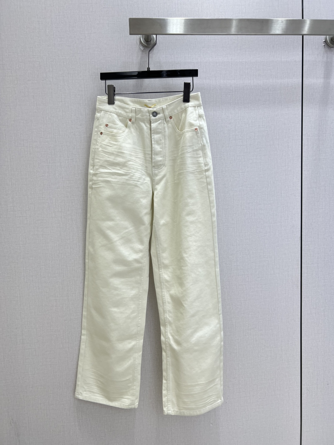 NO:927820,Highly recommended for the spring and summer of 26. Leather brand washed denim straight trousers. The whole piece is three-dimensional. It is all-around exquisite and can be worn by celebrities. The upper body is super covered and the body is slimming. The proportion of the legs is super stretched. It is easy to match. It is simple and refreshing. It has a refreshing and fashionable sense of high-end. It is elegant and fashionable in daily life. It is versatile. The color is very good-looking. The fabric is high-end and textured. A must-have for dates and shopping. Two colors SMLXL code. High quality.19860909强烈推荐 26春夏新款 皮牌洗水牛仔直筒长裤 整件立体剪裁 全方位精致做明星穿搭 上身超级遮肉显瘦 超拉腿部比例 巨好搭配 简简单单 穿出清爽时髦的高级感 日常优雅又时髦巨百搭 颜色很好看 面料高级又有质感 约会逛街必备 两个色 SMLXL码 高品质,,,Women's clothing