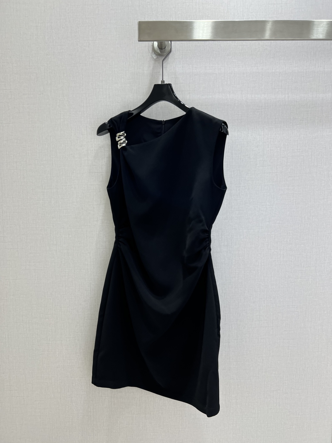 NO:927798,Highly recommended 26 spring and summer new style metallic irregular pleated short dress with metal buckles, simple and high-end waist pleats to modify the body shape, drapey fabric is slim and comfortable, suitable for commuting, banquets or daily wear. The sleeveless design is refreshing and neat, the skirt length is moderate, elegant and practical. The little black dress is classic and versatile, easy to match with pearl necklaces or high heels, instantly enhance your temperament. Two colors SMLXL code, high quality, high heels, skirts, necklace,19860909强烈推荐 26春夏新款 金属不规则褶皱短款连衣裙 搭配金属扣饰,简约又高级腰部褶皱修饰身形,垂坠感面料显瘦又舒适,适合通勤、宴会或日常穿搭.无袖设计清爽利落,裙长适中,优雅又实用.小黑裙经典百搭,轻松搭配珍珠项链或高跟鞋,气质瞬间提升 两个色 SMLXL码 高品质,,high heels,skirts,necklace,,Women's clothing