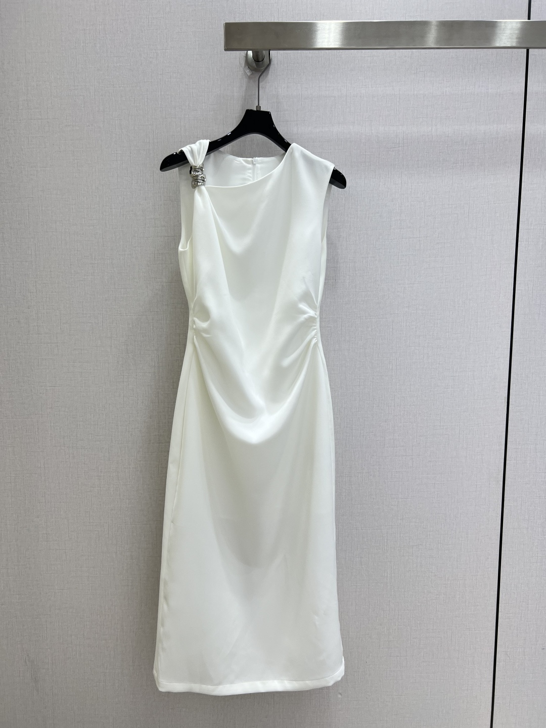 NO:927809,Highly recommended 26 spring and summer new style metal irregular pleated dress with metal buckles, simple and high-end waist pleats to modify the figure, drapey fabrics are slim and comfortable, suitable for commuting, banquets or daily wear. The sleeveless design is refreshing and neat, the skirt length is moderate, elegant and practical. The little black dress is classic and versatile, and can be easily paired with a pearl necklace or high heels to instantly enhance your temperament. Two colors SML code High quality, high heels, skirts, necklace,19860909强烈推荐 26春夏新款 金属不规则褶皱连衣裙 搭配金属扣饰,简约又高级腰部褶皱修饰身形,垂坠感面料显瘦又舒适,适合通勤、宴会或日常穿搭.无袖设计清爽利落,裙长适中,优雅又实用.小黑裙经典百搭,轻松搭配珍珠项链或高跟鞋,气质瞬间提升 两个色 SML码 高品质,,high heels,skirts,necklace,,Women's clothing