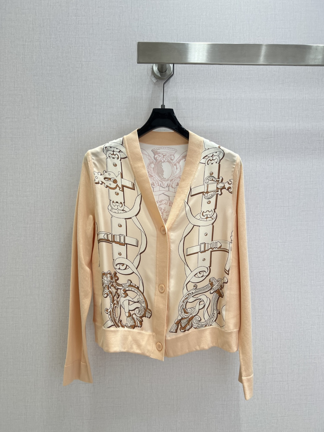 NO:927737,Highly recommended 26 spring and summer new style silk knitted cardigan top, front and back 19mm pure silk twill thick positioning printing, sleeve shoulder yarn ultra-fine silk wool cotton blended yarn, 16G imported machine stripe interweaving, the splicing part of knitted and silk is completed by hand sewing machine, the whole dress is double hemmed and seamless, fine workmanship. Four colors SMLXL code, high quality, real silk,19860909强烈推荐 26春夏新款 真丝拼针织开衫上衣 前后片19姆米纯真丝斜纹稠定位印花,袖子肩部纱线超细真丝羊毛棉混纺纱线,16G进口机条纹交织,针织与真丝的拼接部分都为手工缝盘机完成,全件衣服双包边无缝缝,做工精细.四个色 SMLXL码 高品质,,real silk,,Women's clothing