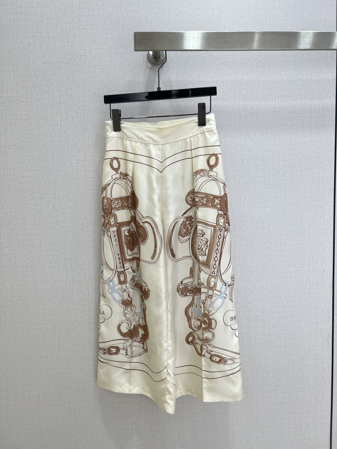 NO:927789,Highly recommended 26 spring and summer new silk twill trousers. The whole piece is 19mm pure silk twill with thick positioning printing. Fashionable and versatile style. Fine workmanship. One color. SMLXL code. High quality, real silk.19860909强烈推荐 26春夏新款 真丝斜纹绸长裤 全件19姆米纯真丝斜纹稠定位印花,时尚百搭款,做工精细.一个色 SMLXL码 高品质,,real silk,,Women's clothing