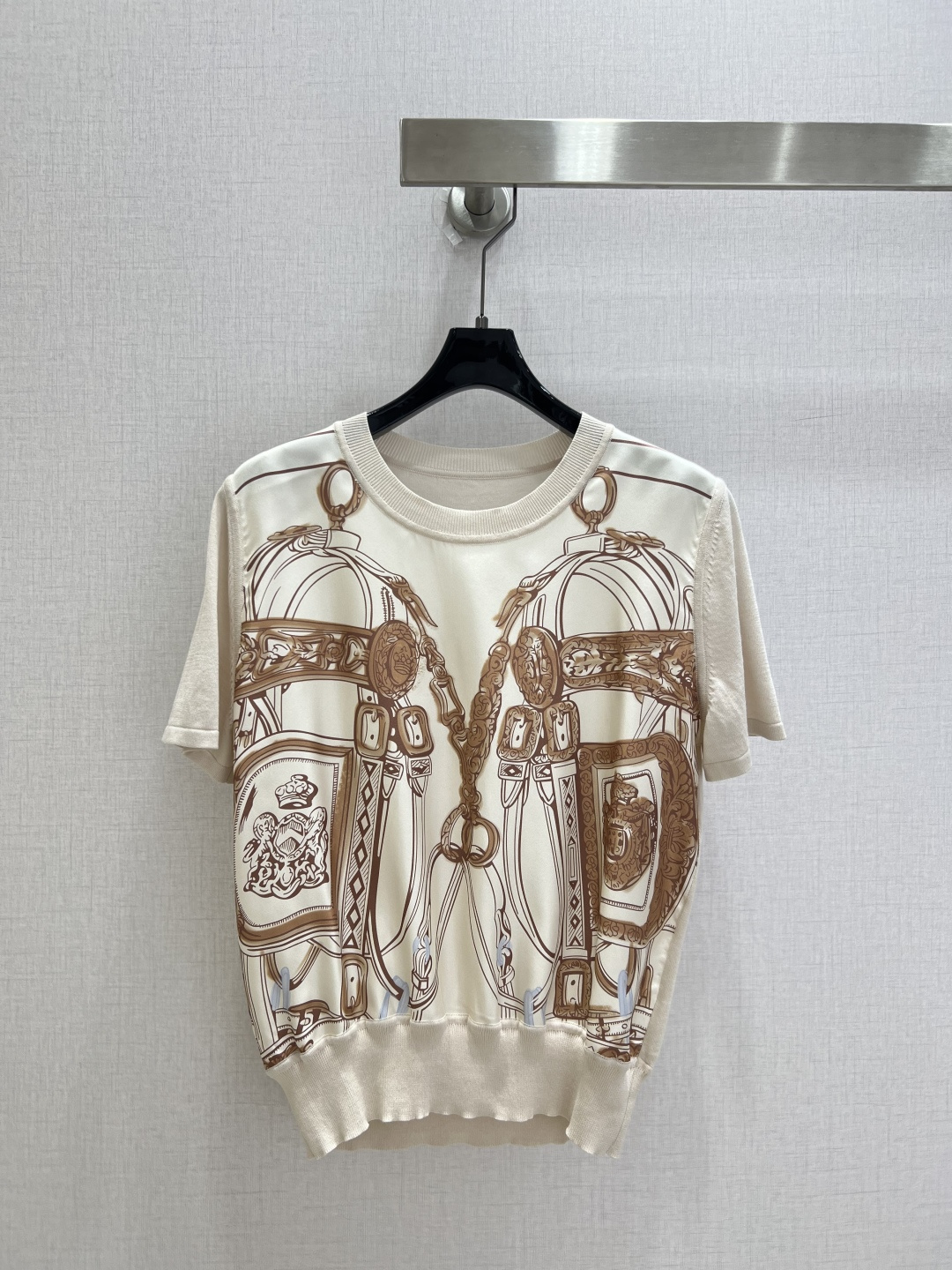 NO:927768,Highly recommended 26 spring and summer new silk knitted short-sleeved top. The front piece is 19mm silk twill with positioning print, and the back sleeve knitted material is 85-grade fine mulberry silk and triacetate blend. It is comfortable and cool to wear close to the body. Special hand-sewn plate technology, all seams are exquisite round and hemmed. Round neck pullover, versatile and not flattering. One color SMLXLXXL code, high quality, T-shirt, real silk,19860909强烈推荐 26春夏新款 真丝拼针织短袖上衣 前片是19姆米真丝斜纹绸定位印花,后片袖子针织材质为85支级细桑蚕丝加三醋酸混纺.贴身穿着舒适,凉爽.特制的手工缝盘工艺,全件接缝都是精致的圆同包边.圆领套头,百搭不挑身.一个色 SMLXLXXL码 高品质,,T-shirt,real silk,,Women's clothing