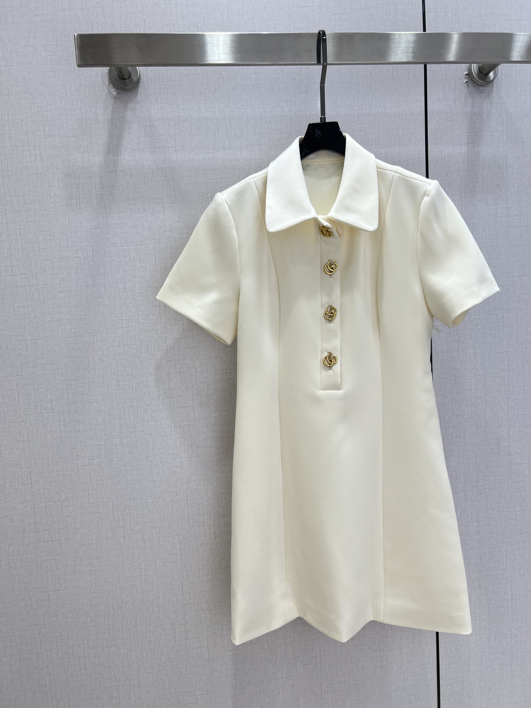 NO:927712,Highly recommended 26 spring and summer new style, hardware lapel short-sleeved dress, lapel short dress, double G metal button decoration, easy to control for small people, one color SML code, high quality, skirts, T-shirt,19860909强烈推荐 26春夏新款 五金翻领短袖连衣裙 翻领短款连衣裙 双G金属扣子装饰 小个子轻松驾驭 一个色 SML码 高品质,,skirts,T-shirt,,Women's clothing