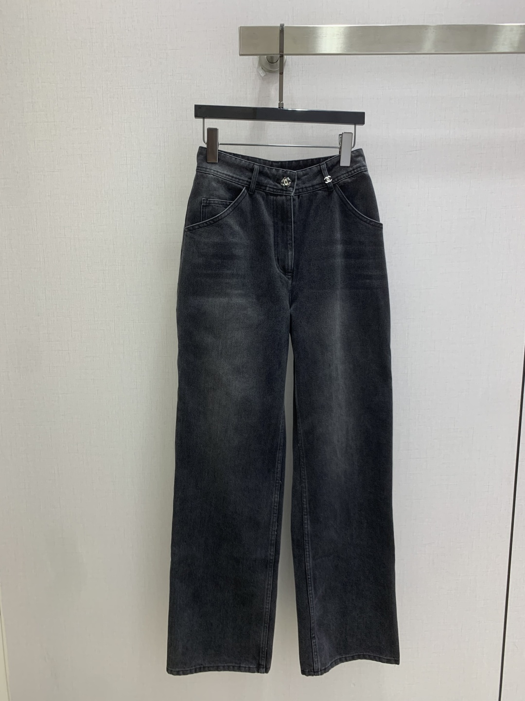 NO:927787,Highly recommended 26 spring and summer new style. Double C pocket leather brand denim straight trousers. Customized button matching. Letter logo leather label decoration at the back waist. Double C routing decoration. Versatile and slim version. Three colors. SMLXL code. High quality.19860909强烈推荐 26春夏新款 双C口袋皮牌牛仔直筒长裤 定制纽扣搭配 后腰头处字母logo皮标装饰 双C走线装饰 版型百搭显瘦 三个色 SMLXL码 高品质,,,Women's clothing
