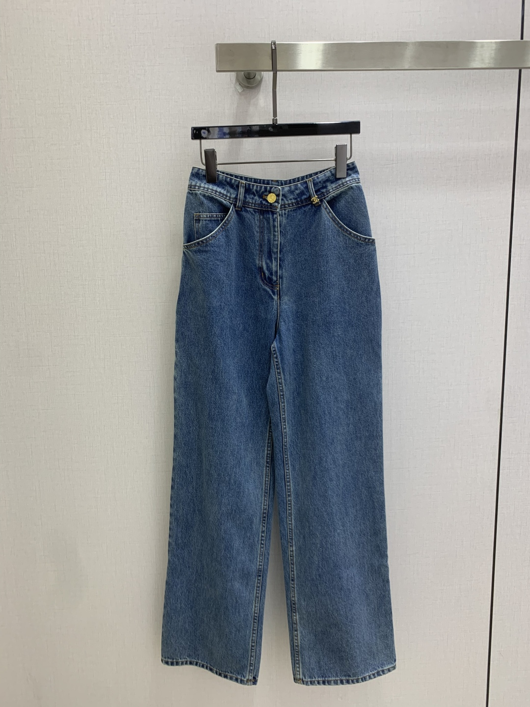 NO:927745,Highly recommended 26 spring and summer new style. Double C pocket leather brand denim straight trousers. Customized button matching. Letter logo leather label decoration at the back waist. Double C routing decoration. Versatile and slim version. Three colors. SMLXL code. High quality.19860909强烈推荐 26春夏新款 双C口袋皮牌牛仔直筒长裤 定制纽扣搭配 后腰头处字母logo皮标装饰 双C走线装饰 版型百搭显瘦 三个色 SMLXL码 高品质,,,Women's clothing