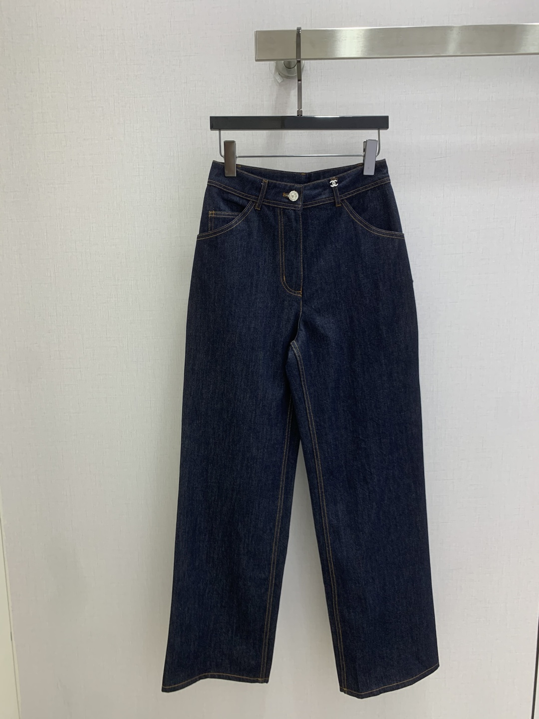 NO:927765,Highly recommended 26 spring and summer new style. Double C pocket leather brand denim straight trousers. Customized button matching. Letter logo leather label decoration at the back waist. Double C routing decoration. Versatile and slim version. Three colors. SMLXL code. High quality.19860909强烈推荐 26春夏新款 双C口袋皮牌牛仔直筒长裤 定制纽扣搭配 后腰头处字母logo皮标装饰 双C走线装饰 版型百搭显瘦 三个色 SMLXL码 高品质,,,Women's clothing