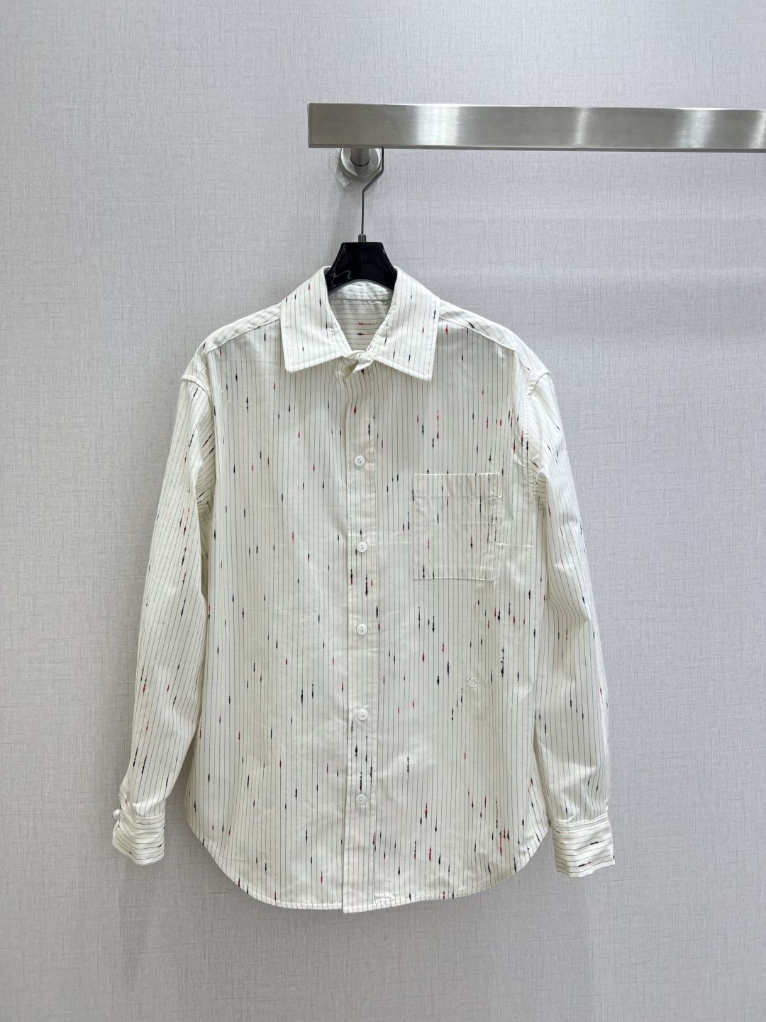 NO:932293,Highly recommended 26 spring and summer new striped lapel shirt. The same style of Jin Zhini's show style high-end vertical striped shirt. Soft off-white base with fine black lines. The staggered meteor texture weakens the rigidity of traditional stripes. The delicate texture has a low-key artistic sense. The classic lapel cut neatly modifies the neck. The single row of buttons of the same color are simple and restrained. The hidden pocket on the chest is practical. The long-sleeved standard cuffs are regular and stylish. Select high-count breathable cotton.  Drapes smoothly and is not easy to wrinkle. It balances comfort and stiffness. You can easily create a clean and relaxed intellectual outfit with one piece. One color. SML code. High quality, shirts,19860909强烈推荐 26春夏新款 条纹翻领衬衫 金智妮秀场同款小香风高级感竖条纹衬衫 柔和米白基底搭配细碎黑线条 错落流星纹理弱化传统条纹的刻板 细腻肌理自带低调艺术感 经典翻领剪裁利落修饰脖颈 单排同色系纽扣简约克制 胸口隐形口袋兼顾实用性 长袖标准袖口规整有型 甄选高支透气棉料 垂坠顺滑不易起皱 兼顾舒适与挺括度 一件就能轻松打造干净松弛的知性穿搭 一个色 SML码 高品质,,shirts,,Women's clothing