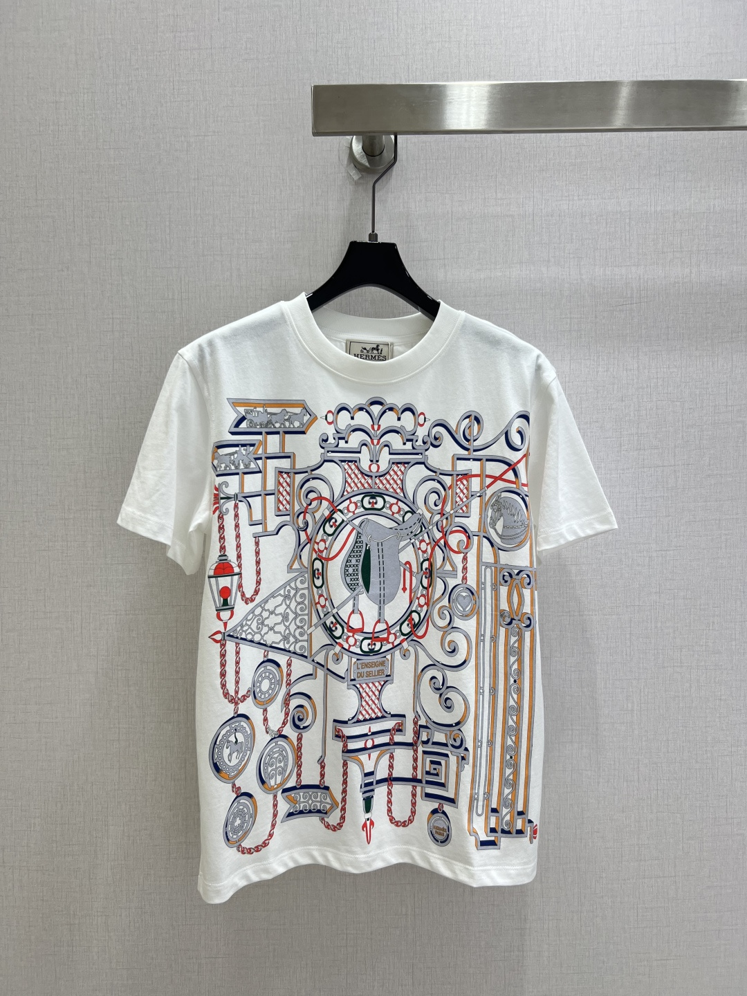 NO:932279,Highly recommended 26 spring and summer new color saddle chain pattern short-sleeved T-shirt, high-end fabrics, versatile version, the touch of the upper body is comfortable, whoever wears it knows!  The classic colors are elegant and high-end, a must-have for daily wear!  Two colors SML code high quality, T-shirt, tees, t-shirt,19860909强烈推荐 26春夏新款 彩色马鞍链条图案短袖T恤 高订面料,百搭版型 上身的触感谁穿谁知道的舒服！经典颜色都是气质又高级,日常穿搭必备！两个色 SML码 高品质,,T-shirt,tees，t-shirt,,Women's clothing