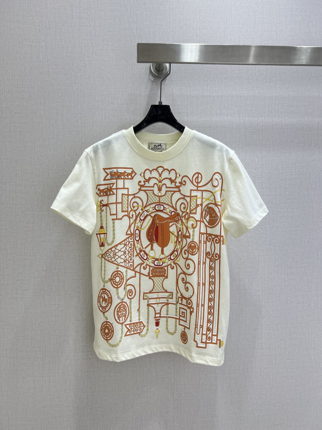 NO:932340,Highly recommended 26 spring and summer new color saddle chain pattern short-sleeved T-shirt, high-end fabrics, versatile version, the touch of the upper body is comfortable, whoever wears it knows!  The classic colors are elegant and high-end, a must-have for daily wear!  Two colors SML code high quality, T-shirt, tees, t-shirt,19860909强烈推荐 26春夏新款 彩色马鞍链条图案短袖T恤 高订面料,百搭版型 上身的触感谁穿谁知道的舒服！经典颜色都是气质又高级,日常穿搭必备！两个色 SML码 高品质,,T-shirt,tees，t-shirt,,Women's clothing