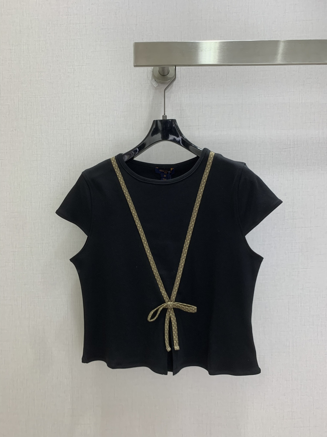 NO:933425,Highly recommended 26 spring and summer new style presbyopia ribbon bow short-sleeved top, exquisite and loose version, the upper body is slimming!  Customized latest craftsmanship, low-key luxury!  Fashionable must-have item to unlock all outfits. Two colors. SML code. High quality, T-shirt,19860909强烈推荐 26春夏新款 老花织带蝴蝶结短袖上衣 精致宽松版型上身巨显瘦！定制最新工艺 低调奢华！时髦精必备单品解锁所有穿搭 两个色 SML码 高品质,,T-shirt,,Women's clothing
