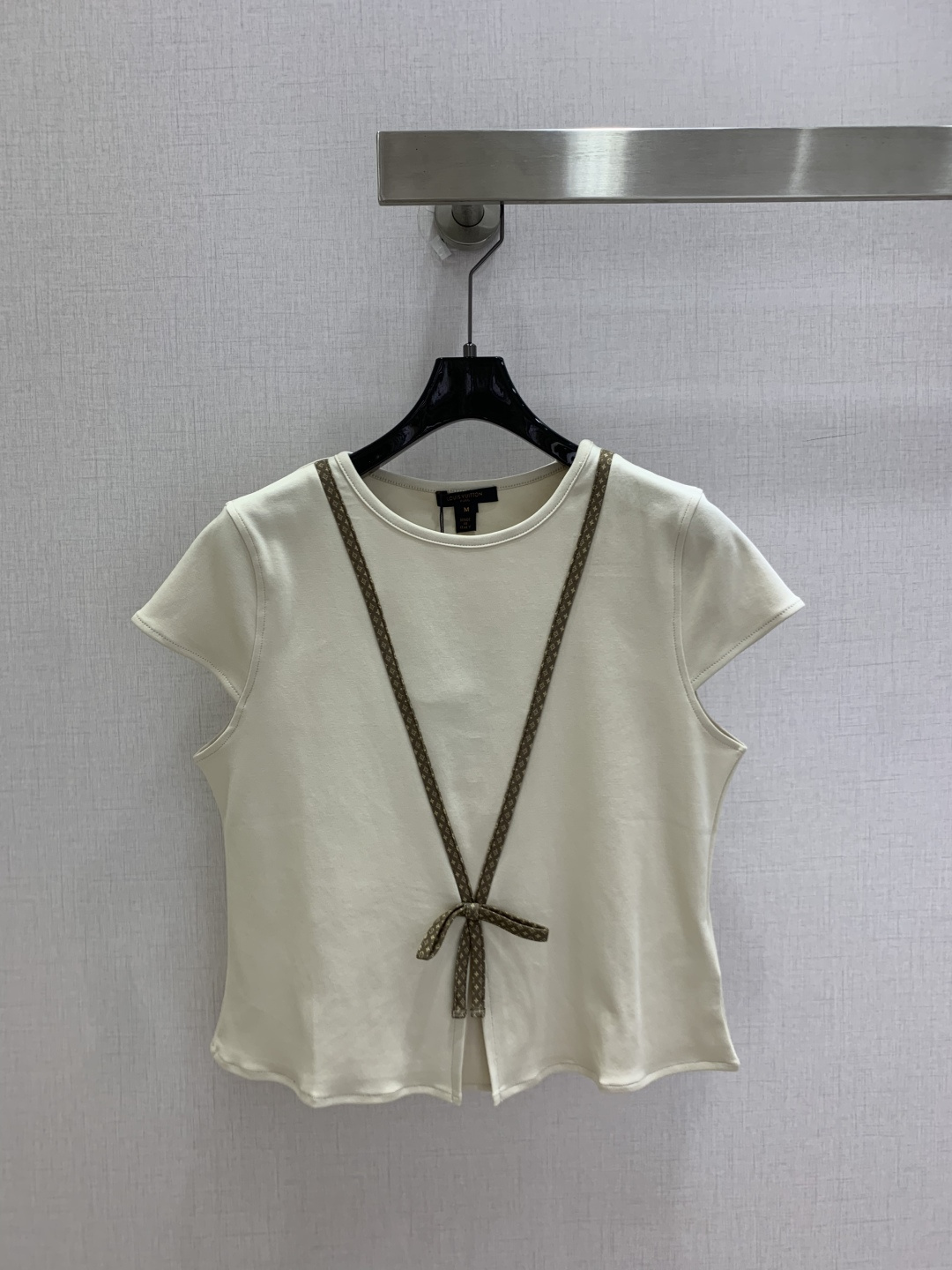 NO:933411,Highly recommended 26 spring and summer new style presbyopia ribbon bow short-sleeved top, exquisite and loose version, the upper body is slimming!  Customized latest craftsmanship, low-key luxury!  Fashionable must-have item to unlock all outfits. Two colors. SML code. High quality, T-shirt,19860909强烈推荐 26春夏新款 老花织带蝴蝶结短袖上衣 精致宽松版型上身巨显瘦！定制最新工艺 低调奢华！时髦精必备单品解锁所有穿搭 两个色 SML码 高品质,,T-shirt,,Women's clothing