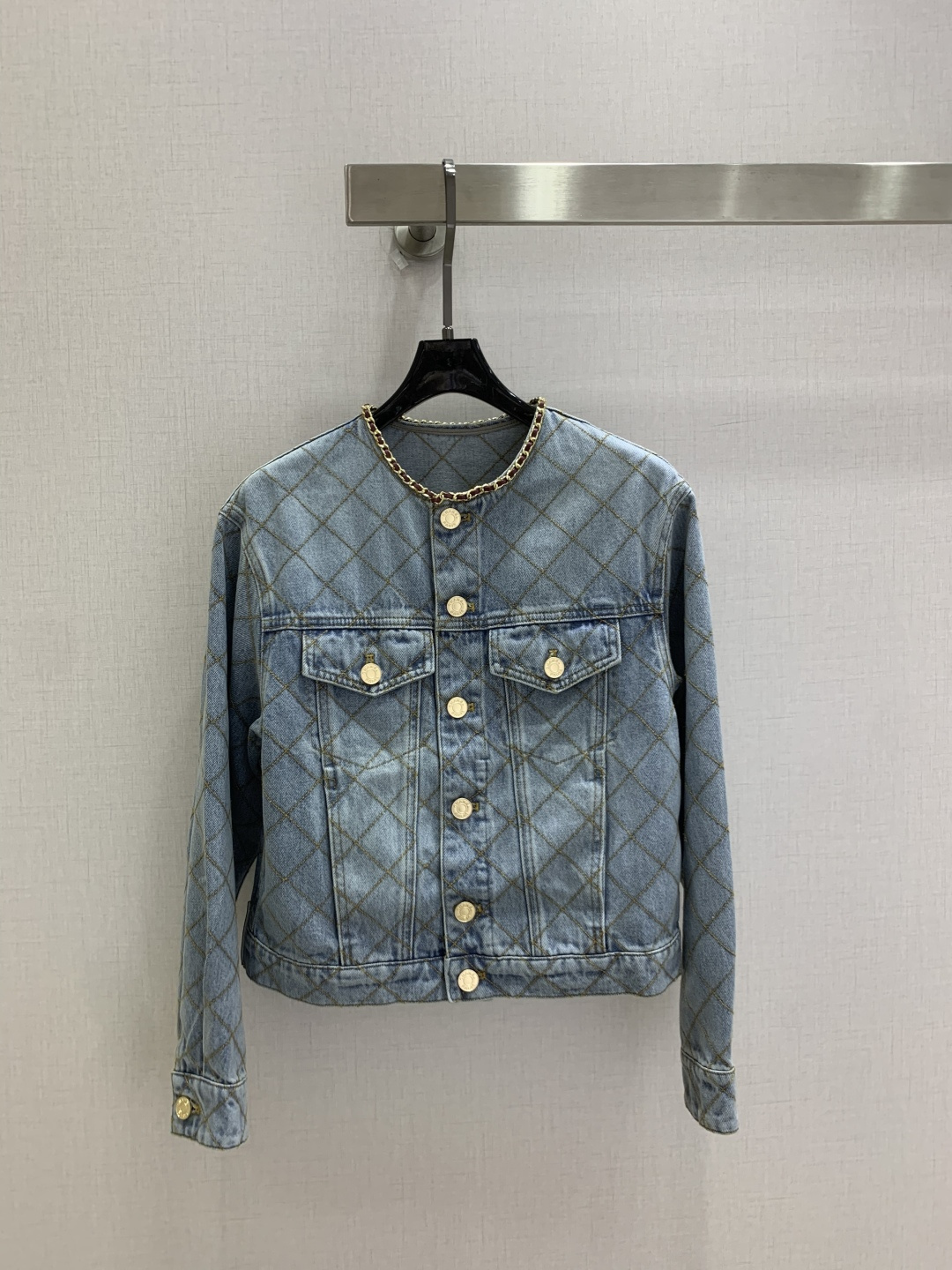 NO:933396,Highly recommended 26 spring and summer new diamond double pocket round neck denim jacket. High-end production ~ super fashionable new denim denim. The upper body is cool and sassy with a unique color tone. The texture is fine, the cotton feels natural, it is muscular yet soft, super beautiful!  The details and workmanship are super good, new products are in stock, unboxing and grabbing, one color SML code, high quality, jackets & coats,19860909强烈推荐 26春夏新款 菱格双口袋圆领牛仔外套 高版出品~超时髦新款丹宁牛仔 个性色调上身又酷又飒爽 纹理细腻,棉感自然,既有筋骨感又不失柔软,超级漂亮！细节做工超级好,新品现货开箱开抢 一个色 SML码 高品质,,jackets & coats,,Women's clothing