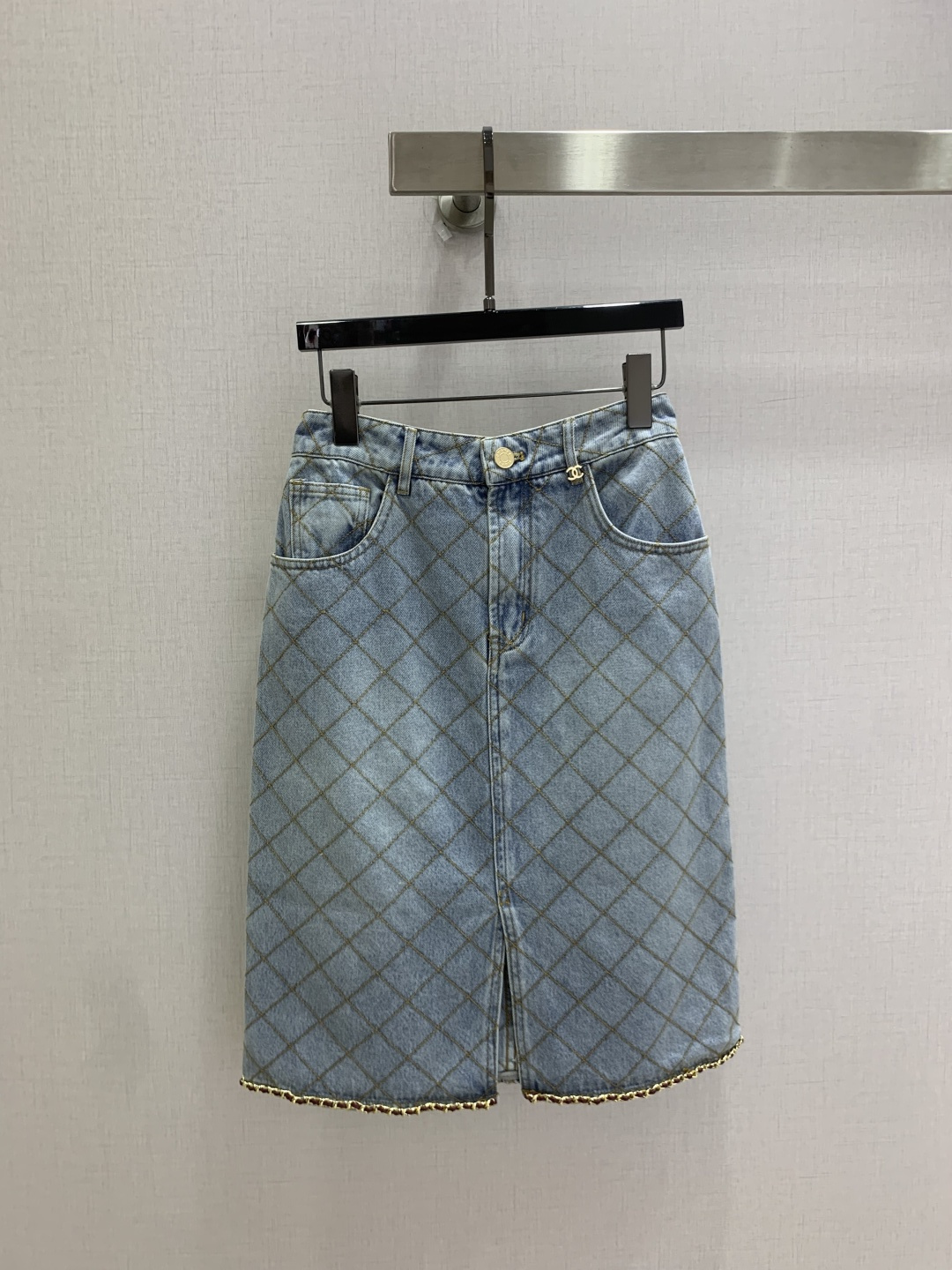 NO:933410,Highly recommended 26 spring and summer new diamond denim skirt, high version ~ skirt chain adds a sense of design, fine texture, natural cotton feel, both muscular and soft, super beautiful!  The details and workmanship are super good, new products are in stock, unboxing and grabbing, one color SML code, high quality,,skirts,19860909强烈推荐 26春夏新款 菱格牛仔半裙 高版出品~裙摆链条增加设计感 纹理细腻,棉感自然,既有筋骨感又不失柔软,超级漂亮！细节做工超级好,新品现货开箱开抢 一个色 SML码 高品质,,skirts,,Women's clothing