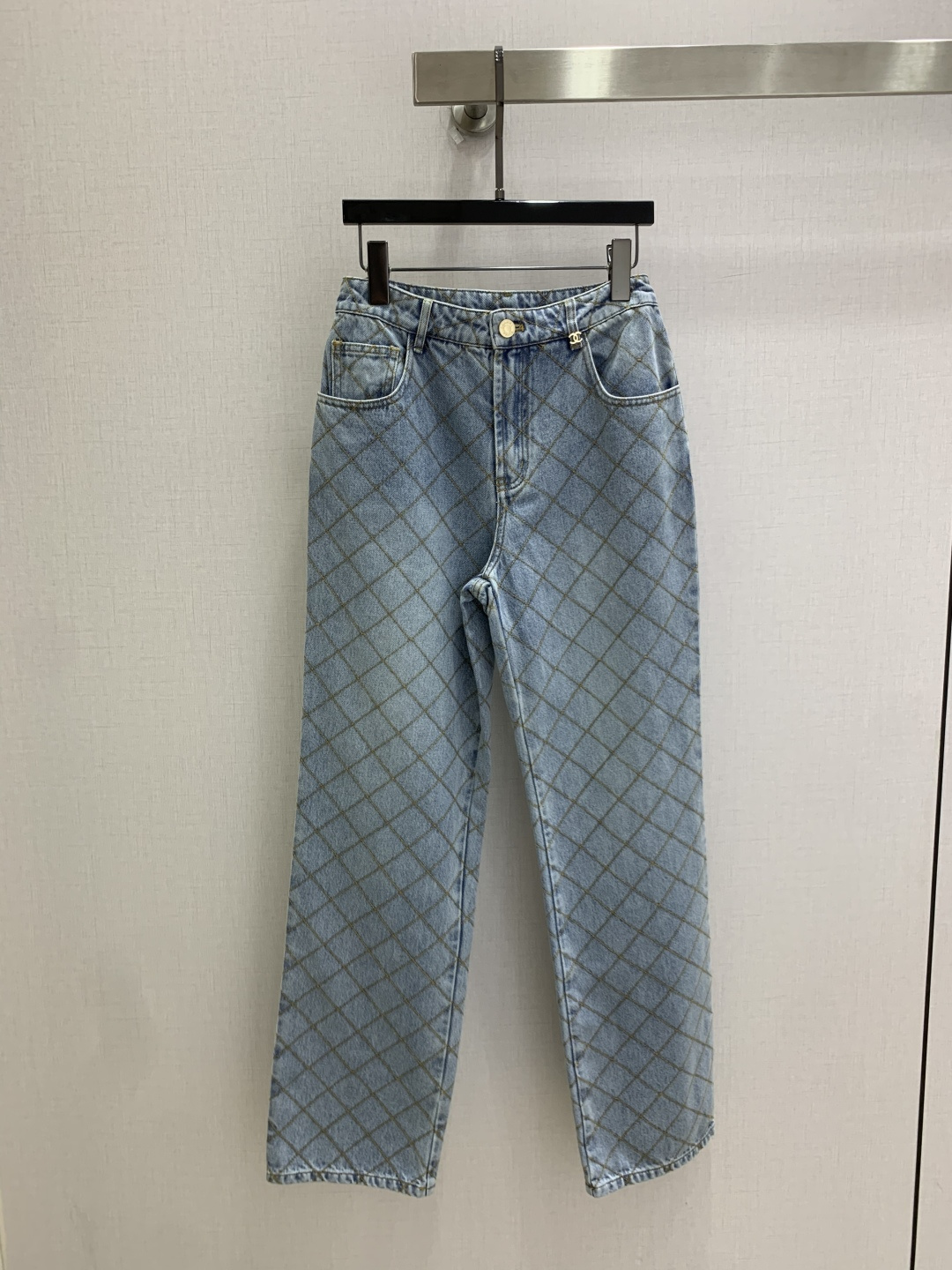 NO:933364,Highly recommended 26 spring and summer new diamond leather brand denim trousers with diamond plaid jacquard decoration, which is muscular yet soft, super beautiful!  The details and workmanship are super good, new products are in stock, unboxed and available for grabs, one color SML code, high quality,19860909强烈推荐 26春夏新款 菱格皮牌牛仔长裤 菱形格纹提花装饰 既有筋骨感又不失柔软,超级漂亮！细节做工超级好,新品现货开箱开抢 一个色 SML码 高品质,,,Women's clothing