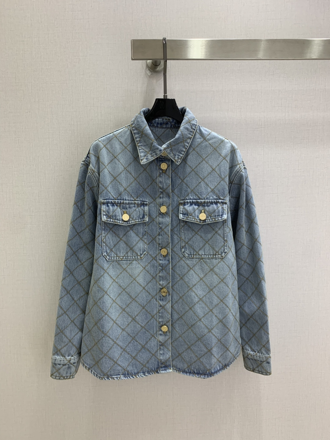 NO:933424,Highly recommended 26 spring and summer new diamond pocket denim shirt with double pocket design on the lapel. The upper body is cool and sassy. The texture is fine and the cotton feels natural. It is muscular yet soft. It is super beautiful!  The details and workmanship are super good, new products are in stock, unboxing and grabbing, one color SML code, high quality, shirts,19860909强烈推荐 26春夏新款 菱格口袋牛仔衬衫 翻领双口袋设计 上身又酷又飒爽 纹理细腻,棉感自然,既有筋骨感又不失柔软,超级漂亮！细节做工超级好,新品现货开箱开抢 一个色 SML码 高品质,,shirts,,Women's clothing