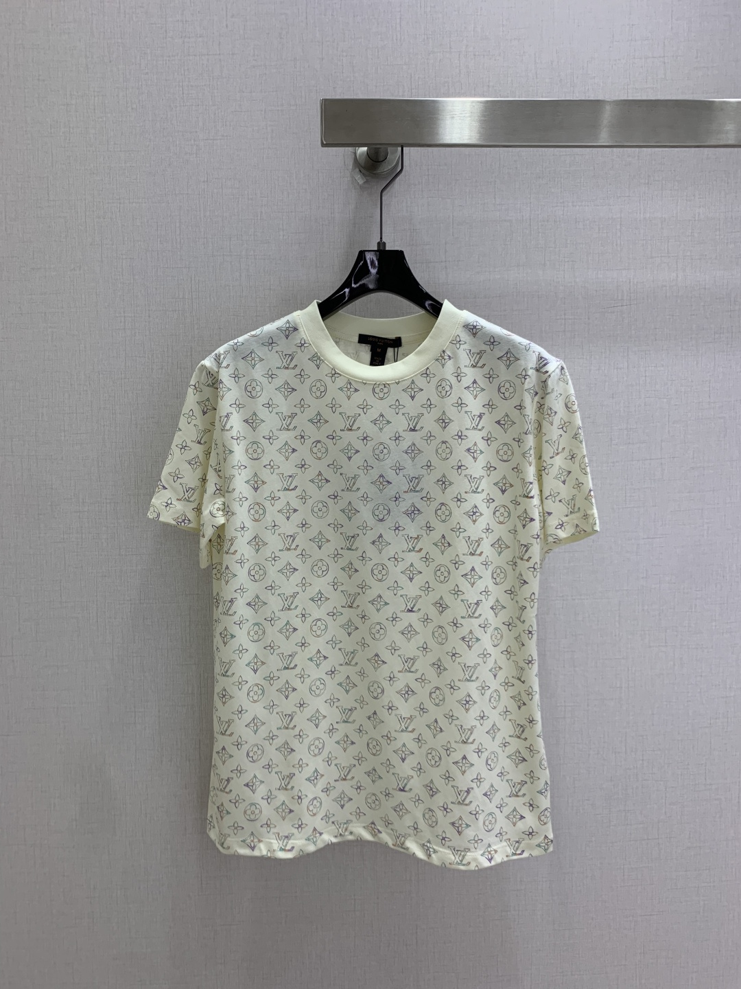 NO:933380,Highly recommended 26 spring and summer new color dotted line presbyopic short-sleeved T-shirt. High-end fabrics, versatile version. Whoever wears it will know how comfortable it feels on the upper body!  The classic colors are elegant and high-end, a must-have for daily wear!  One color SML code high quality, T-shirt, tees, t-shirt,19860909强烈推荐 26春夏新款 彩色虚线老花短袖T恤 高订面料,百搭版型 上身的触感谁穿谁知道的舒服！经典颜色都是气质又高级,日常穿搭必备！一个色 SML码 高品质,,T-shirt,tees，t-shirt,,Women's clothing