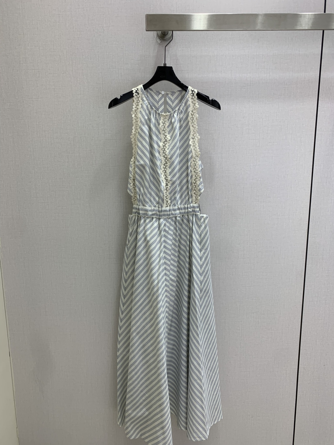 NO:933345,Highly recommended 26 spring and summer new striped lace dress, blue and white diagonal stripes + halter neck design, fresh and elegant with a summer atmosphere!  Pure cotton material, soft and breathable, super comfortable to wear in summer. The neckline and armholes are spliced ​​with lace, full of details, the high elasticated waist makes you slim and tolerant, the A-line skirt is super friendly to pear-shaped figures, and makes you feel elegant when walking. It can be worn for commuting and vacation. French style is a must-have!  One color SML code high quality,,skirts,19860909强烈推荐 26春夏新款 条纹拼蕾丝连衣裙,蓝白斜条纹+挂脖设计,清新优雅超有夏日氛围感！纯棉材质,柔软透气,夏天穿超舒服.领口和袖窿蕾丝拼接,细节满分,高腰松紧收腰显瘦又包容,A字裙摆对梨形身材超友好,走路飘逸感拉满.通勤、度假都能穿 法式气质必入！一个色 SML码 高品质,,skirts,,Women's clothing