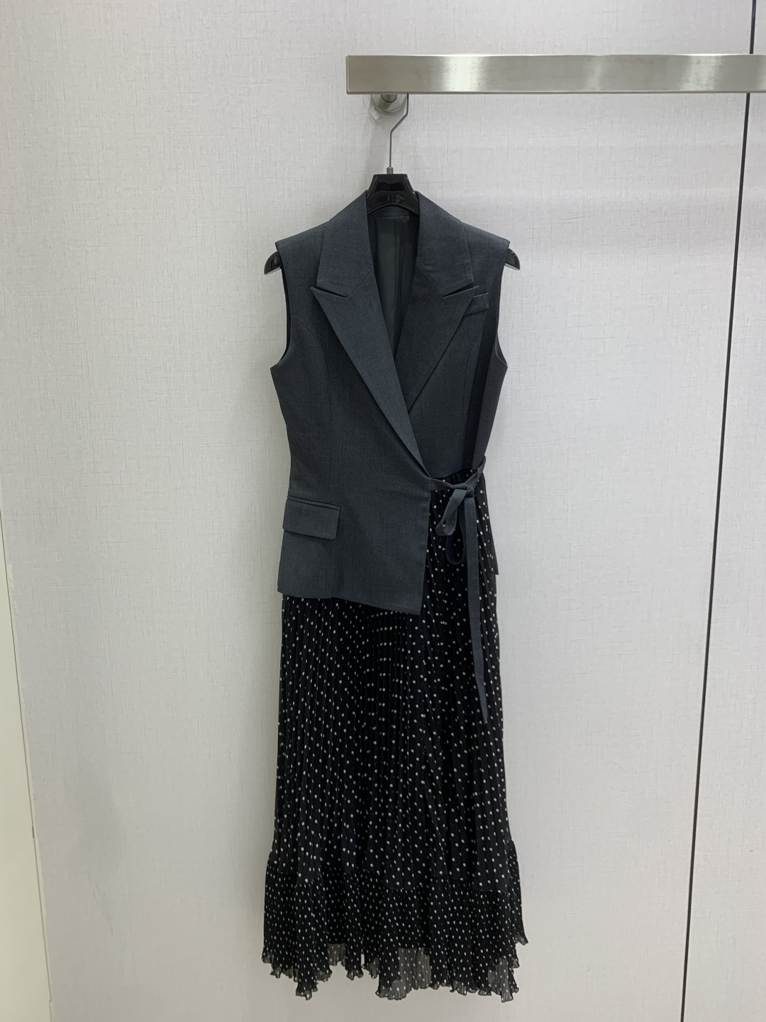NO:933329,Highly recommended 26 spring and summer new style vest and pleated polka-dot dress, fake two-piece design, the upper part is a dark gray suit vest, the waist tie highlights the waistline, the lower half is a black polka-dot pleated skirt, made of light chiffon material, retro and elegant, with a sense of agility when walking. The overall combination of rigidity and softness can be easily controlled for commuting, the workplace, and important occasions, elegant and practical, it is a must-have item for light luxury fashion!  One color SML code high quality,,skirts,business suit,19860909强烈推荐 26春夏新款 马甲拼百褶波点连衣裙,假两件设计,上半部分是深灰西装马甲,收腰系带凸显腰线,干练气场满分下半部分黑色波点百褶裙,轻薄雪纺材质,复古又飘逸,走路自带灵动感.整体刚柔并济,通勤、职场、重要场合都能轻松驾驭,优雅又实用,是轻奢时尚必入单品！一个色 SML码 高品质,,skirts,business suit,,Women's clothing