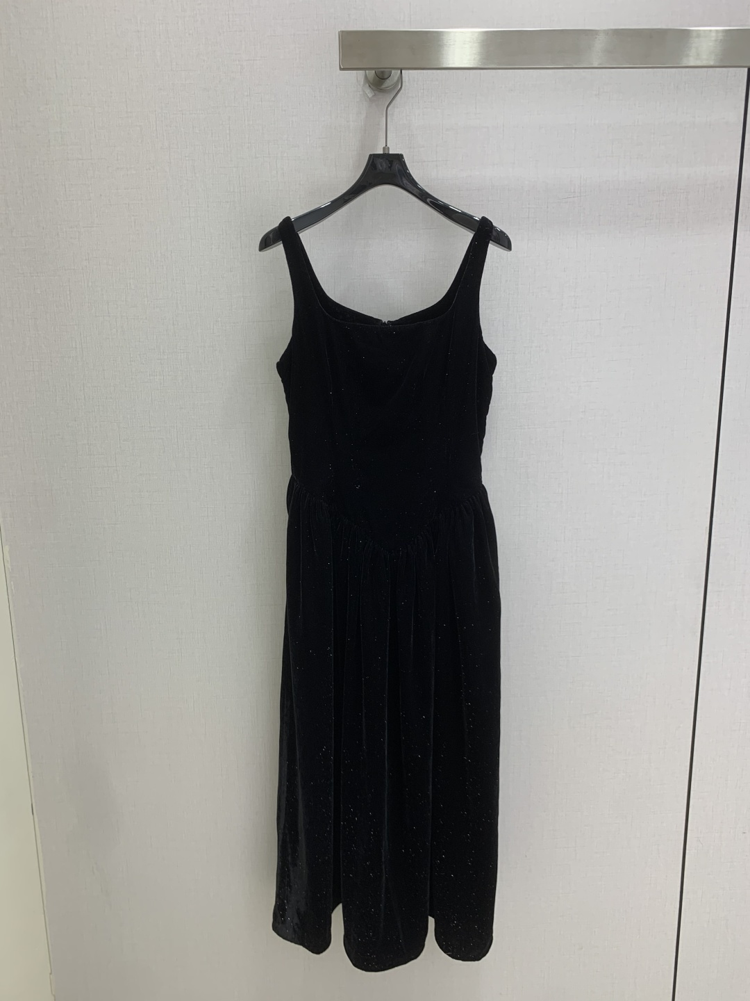NO:933314,Highly recommended 26 spring and summer new fine glitter velvet suspender dress, square neck design modifies the shoulder and neck lines, full of elegance!  The velvet fabric is soft and textured, and the fine glitter shines low-key under the light, directly filling the atmosphere ~ The skirt is loose, and the waist cut is slim and comfortable, suitable for a variety of body types. It can be easily managed whether it is a dinner party, an annual meeting or a date. Pair it with a thin necklace and high heels, and the retro nobility will be instantly enhanced by a color. SML code High quality, high heels, skirts, necklace,19860909强烈推荐 26春夏新款 细闪丝绒吊带连衣裙,方领设计修饰肩颈线条,优雅气质满分！丝绒面料柔软有质感,细闪在灯光下低调闪耀,氛围感直接拉满～裙摆宽松,收腰剪裁显瘦又舒适,适合多种身材.无论晚宴、年会还是约会都能轻松驾驭,搭配细项链和高跟鞋,复古贵气感瞬间提升一个色 SML码 高品质,,high heels,skirts,necklace,,Women's clothing