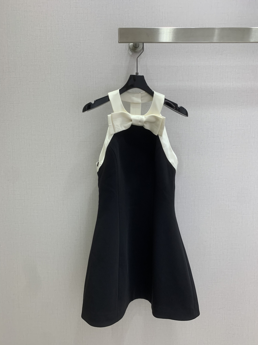 NO:933306,Highly recommended 26 spring and summer new style. Contrast color halter neck bow dress, simple and elegant. The halter neck design highlights the shoulder and neck lines. The skirt is light and drapey. The A-line shape modifies the body shape. It is retro and modern. The black and white contrast colors are classic and versatile. It is suitable for formal occasions such as dinners and parties. It can also be easily used in daily wear. Two colors SML code. High quality, skirts,19860909强烈推荐 26春夏新款 撞色挂脖蝴蝶结连衣裙,简约优雅,挂脖设计超显肩颈线条,裙身轻盈有垂感,A字版型修饰身形,复古又现代黑白撞色经典百搭,适合晚宴、派对等正式场合,也能轻松驾驭日常穿搭 两个色 SML码 高品质,,skirts,,Women's clothing