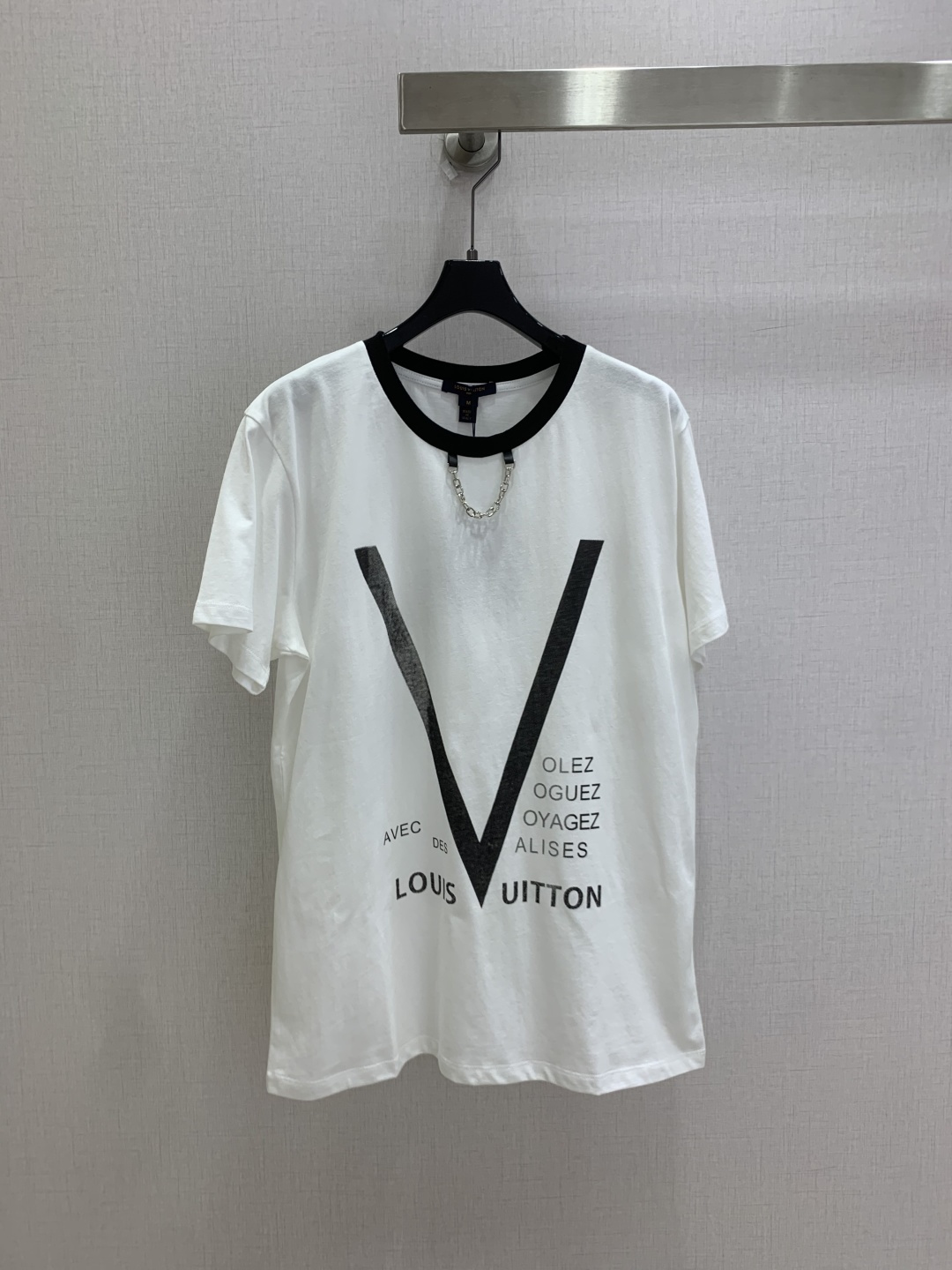 NO:944362,Highly recommended 26 spring and summer new style contrasting letter chain short-sleeved T-shirt, simple and personalized!  Made of pure cotton, breathable and comfortable, perfect for summer wear. The loose fit accommodates a variety of body shapes. It goes well with jeans or casual pants!  One color SML code high quality,,jeans,T-shirt,tees,t-shirt,19860909强烈推荐 26春夏新款 撞色字母链条短袖T恤 简约又有个性！纯棉材质,透气舒适,夏天穿超合适,宽松版型,包容多种身材,随便搭牛仔裤or休闲裤都很OK！一个色 SML码 高品质,,jeans,T-shirt,tees，t-shirt,,Women's clothing