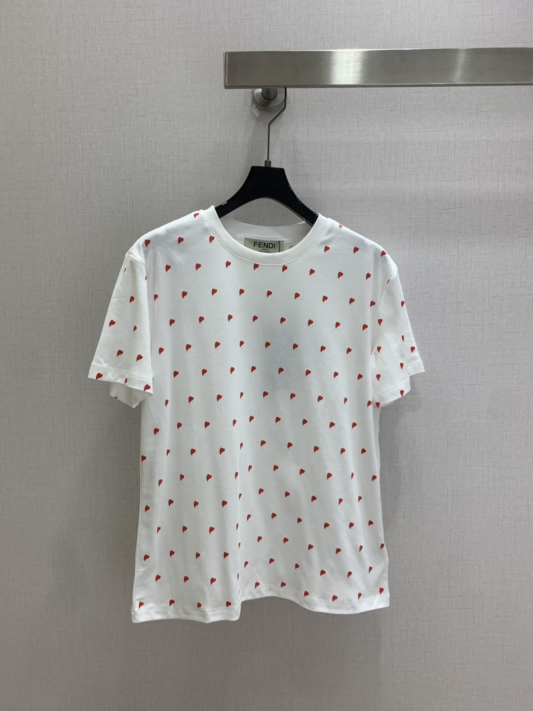 NO:944368,Highly recommended 26 spring and summer new style short-sleeved T-shirt with small hearts printed all over, simple and personalized!  Made of pure cotton, breathable and comfortable, perfect for summer wear. The loose fit accommodates a variety of body types. It goes well with jeans or casual pants!  One color SML code high quality,,jeans,T-shirt,tees,t-shirt,19860909强烈推荐 26春夏新款 满印小爱心短袖T恤 简约又有个性！纯棉材质,透气舒适,夏天穿超合适,宽松版型,包容多种身材,随便搭牛仔裤or休闲裤都很OK！一个色 SML码 高品质,,jeans,T-shirt,tees，t-shirt,,Women's clothing