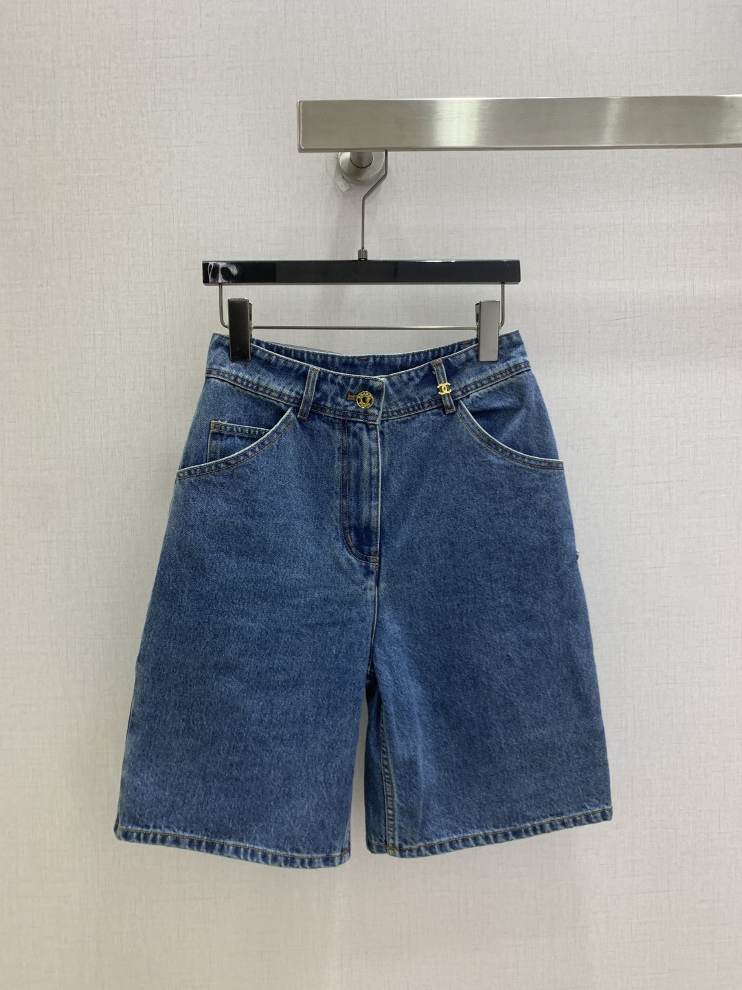 NO:944483,Highly recommended 26 spring and summer new work denim mid-pants. Made of high-quality denim, washed and distressed, full of retro feel. Double C logo stitching on the back, highly brand-recognizable! Loose five-quarter trousers version, multi-pocket design is practical and fashionable, good for daily commuting. Three colors, SMLXL code, high quality,,19860909强烈推荐 26春夏新款 工装牛仔中裤 采用高品质牛仔布,水洗做旧工艺,复古感满满 背面双C标志缝线,品牌辨识度超高!宽松五分裤版型,多口袋设计实用又时髦,日常通勤都很OK 三个色 SMLXL码 高品质,,,Women's clothing