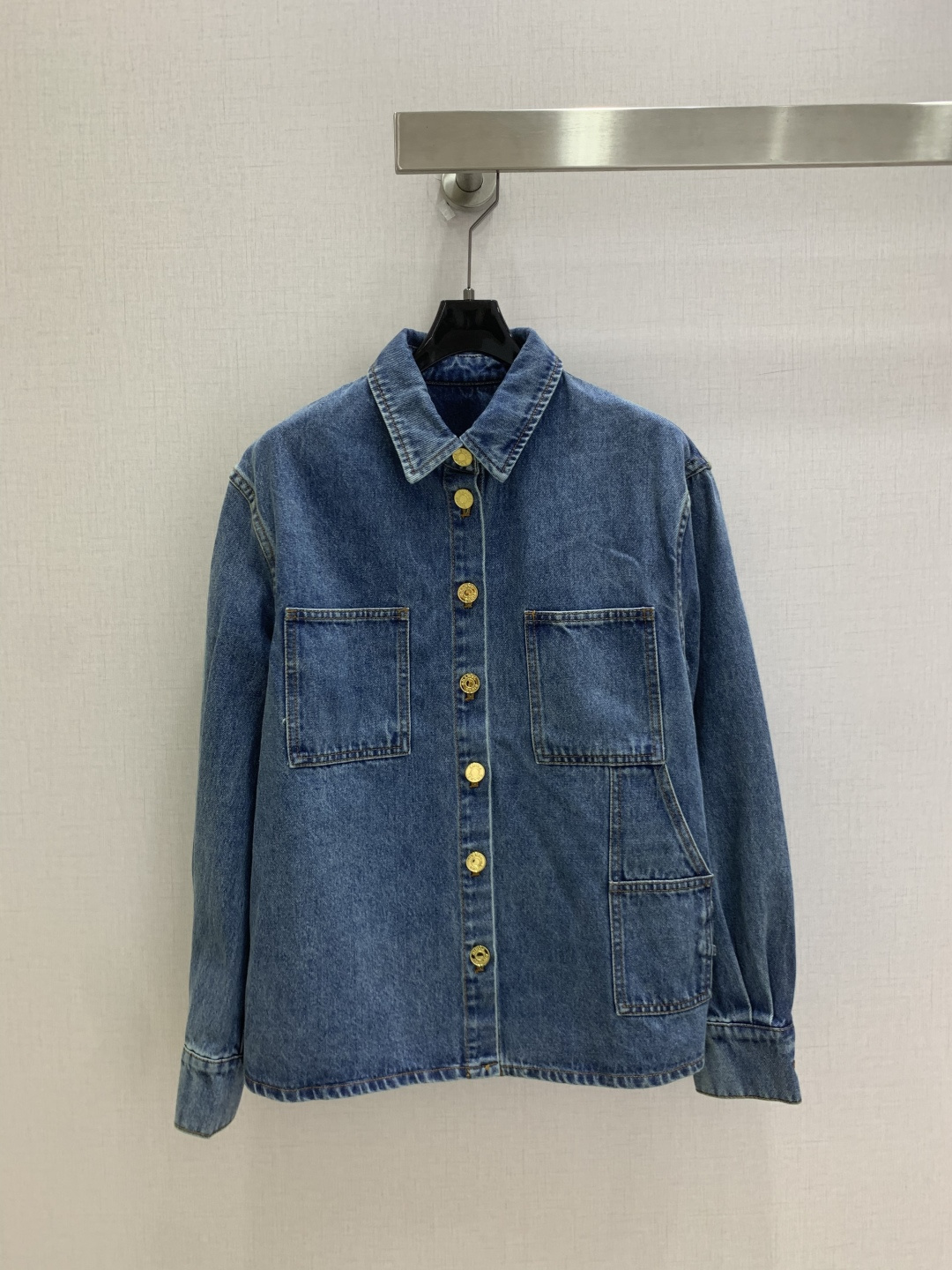 NO:944464,Highly recommended 26 spring and summer new style lapel work denim shirt. Classic denim + metal buttons, simple and detailed. The large front pocket is super practical, the loose fit is comfortable to wear, and it is OK to layer or wear alone. Three colors SML code, high quality, shirts,19860909强烈推荐 26春夏新款 翻领工装牛仔衬衫 经典牛仔布+金属纽扣,简约又有细节感 正面大口袋超实用,宽松版型穿着舒适,叠穿或单穿都很OK 三个色 SML码 高品质,,shirts,,Women's clothing