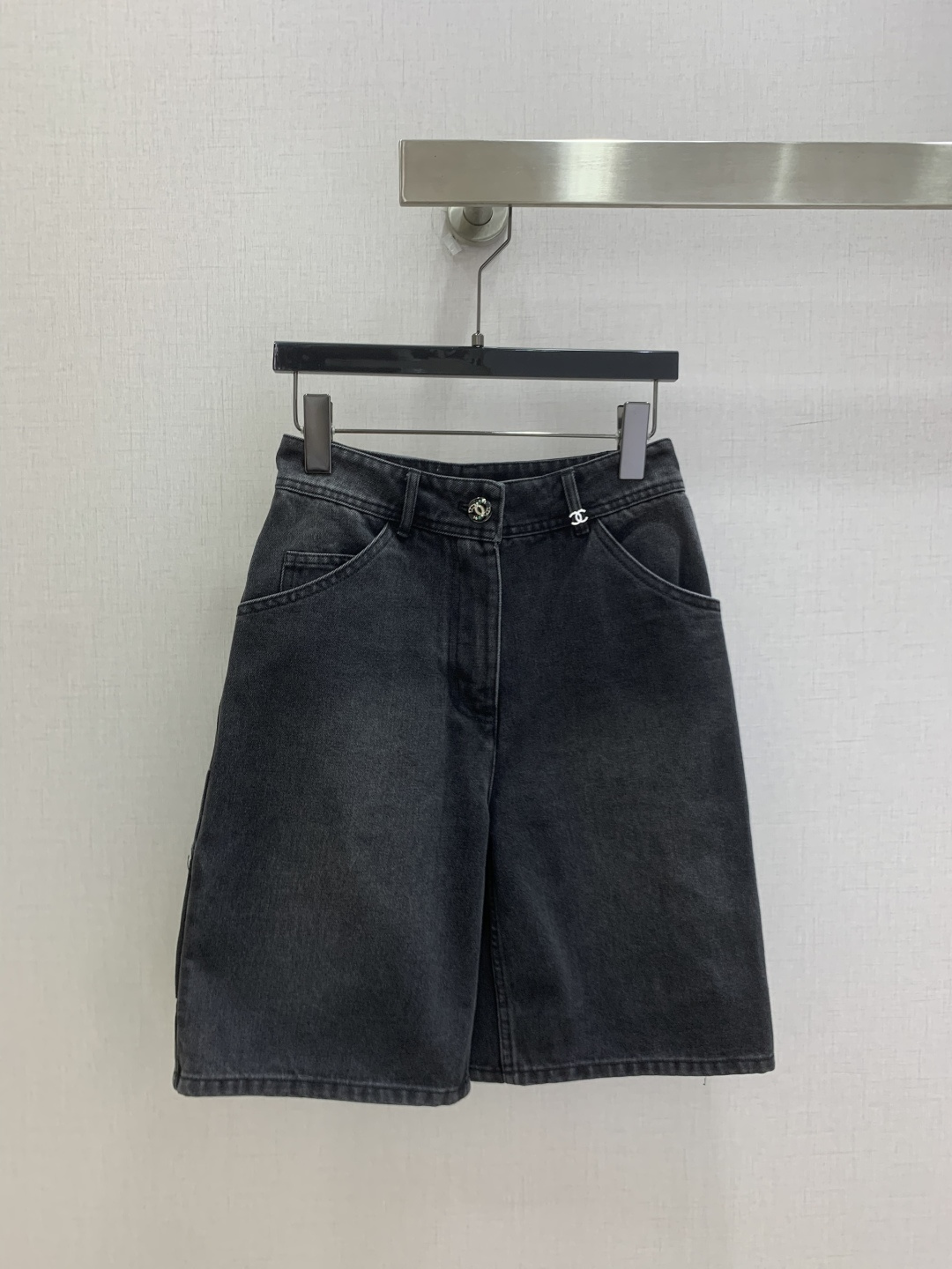 NO:944515,Highly recommended 26 spring and summer new work denim mid-pants. Made of high-quality denim, washed and distressed, full of retro feel. Double C logo stitching on the back, highly brand-recognizable! Loose five-quarter trousers version, multi-pocket design is practical and fashionable, good for daily commuting. Three colors, SMLXL code, high quality,,19860909强烈推荐 26春夏新款 工装牛仔中裤 采用高品质牛仔布,水洗做旧工艺,复古感满满 背面双C标志缝线,品牌辨识度超高!宽松五分裤版型,多口袋设计实用又时髦,日常通勤都很OK 三个色 SMLXL码 高品质,,,Women's clothing